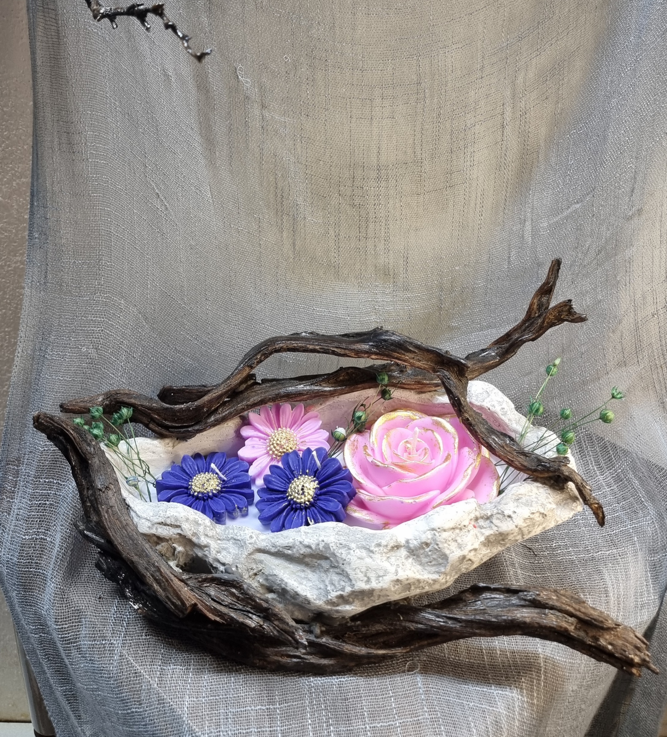 King-size candle with wax flowers (flower scent)