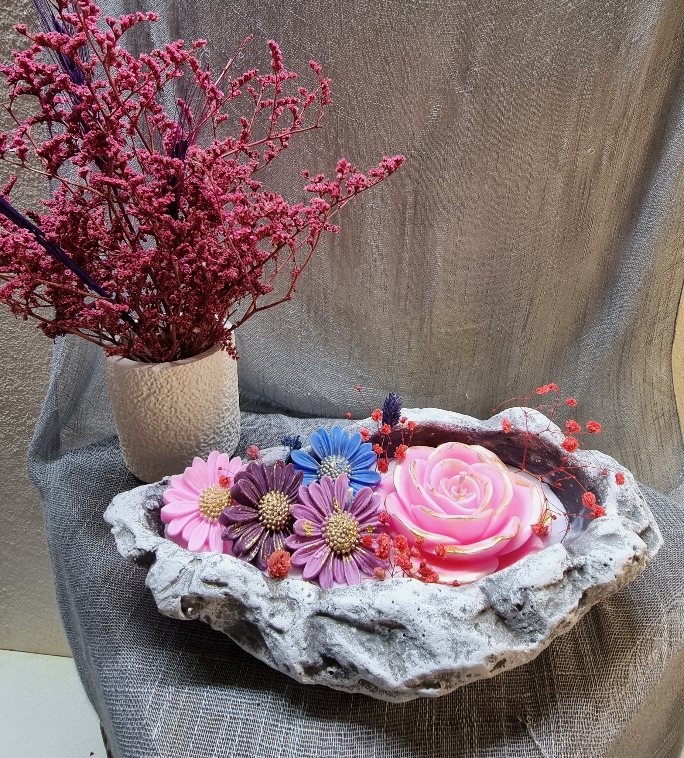 King-size candle with wax flowers (flower scent)