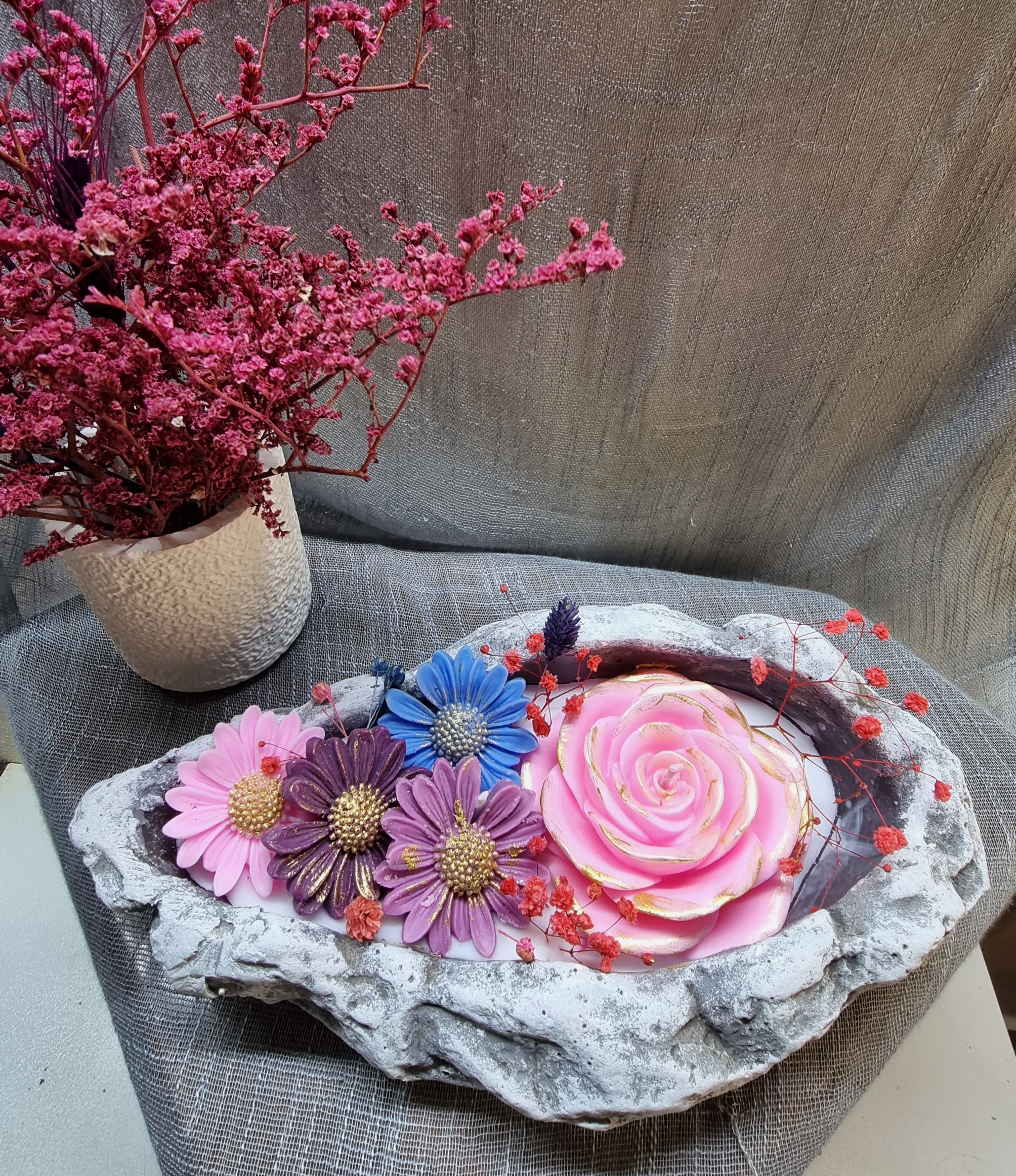 King-size candle with wax flowers (flower scent)