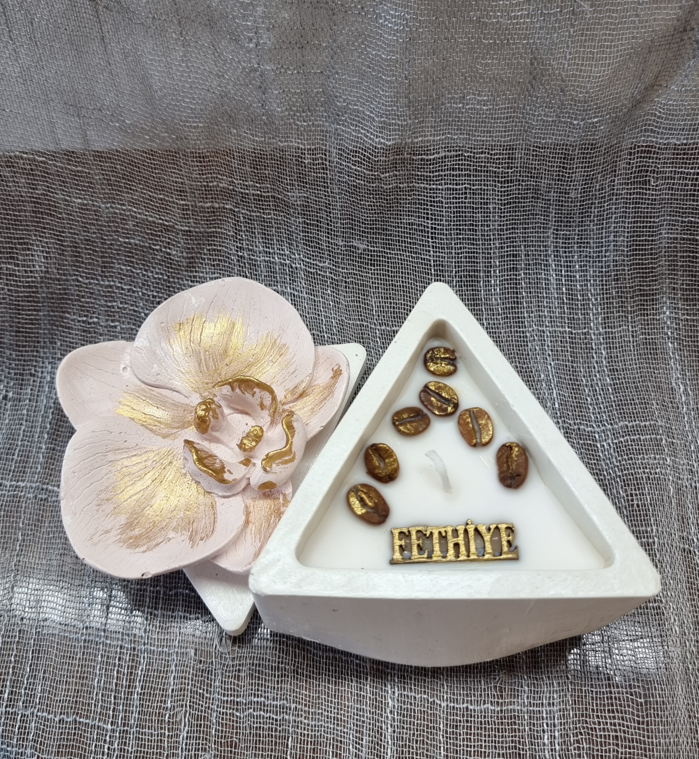 Purple wax in a triangular container (vanilla scent with coffee beans)