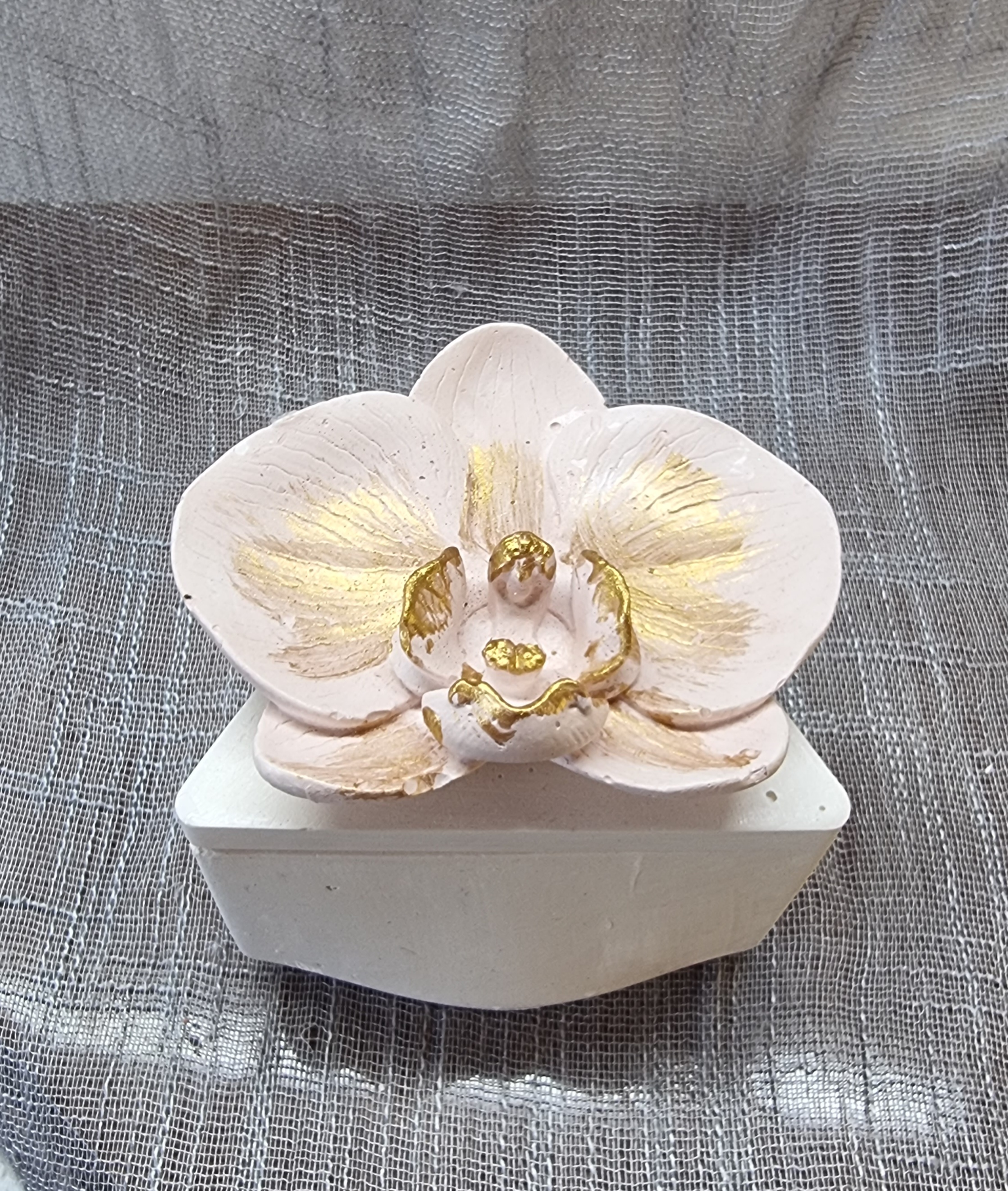 Purple wax in a triangular container (vanilla scent with coffee beans)