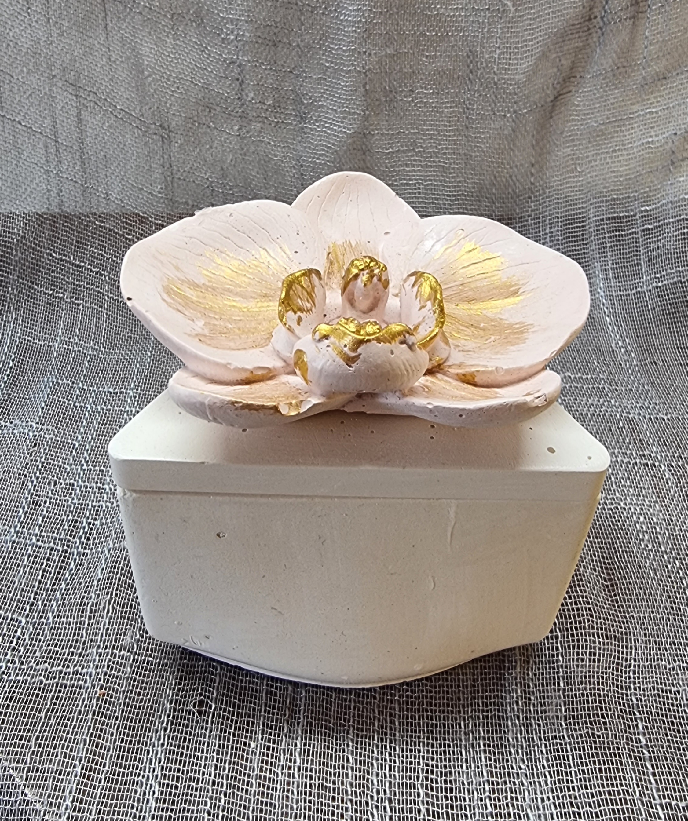 Purple wax in a triangular container (vanilla scent with coffee beans)