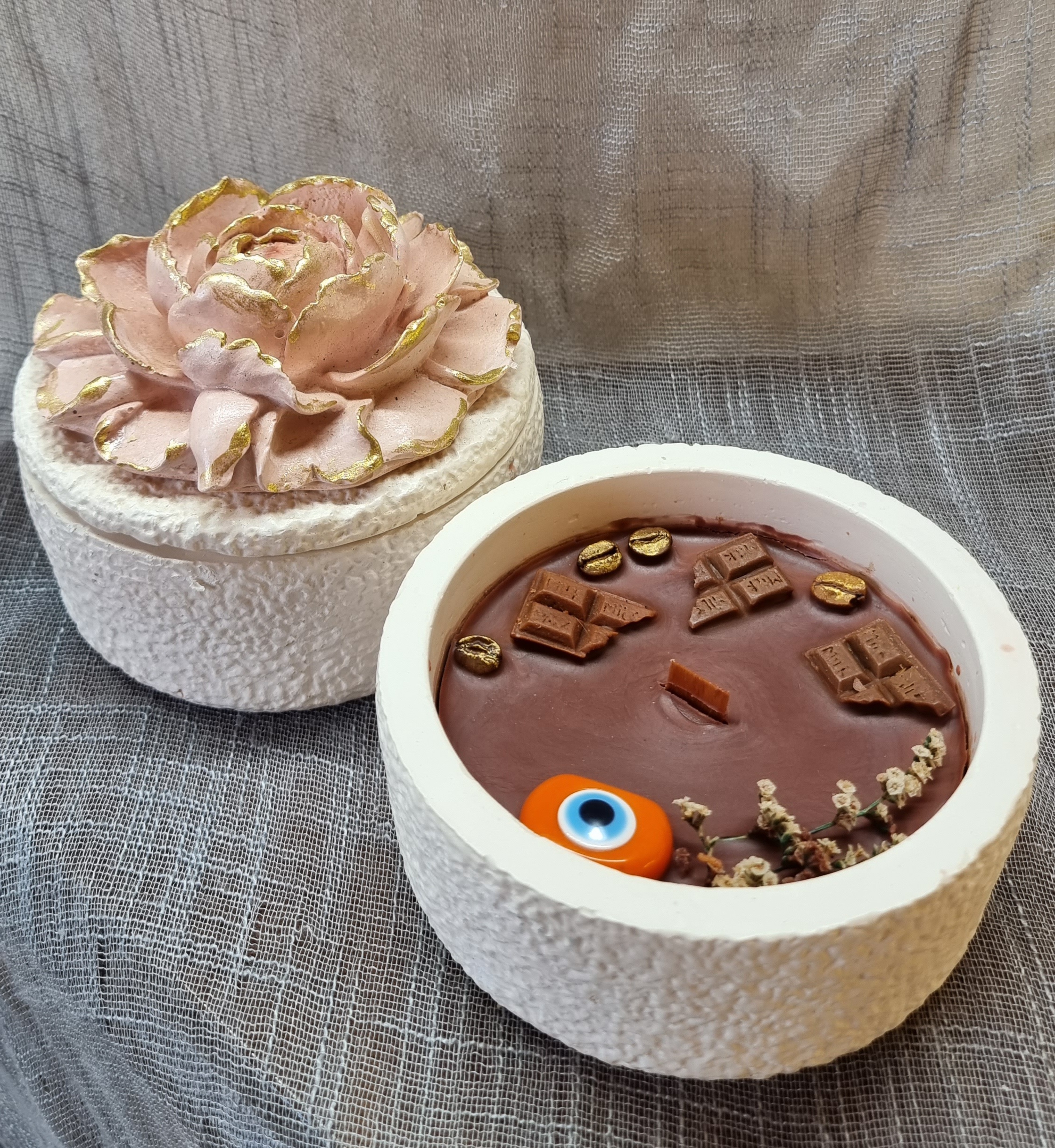 Brown big-size round candle (cocoa scented)