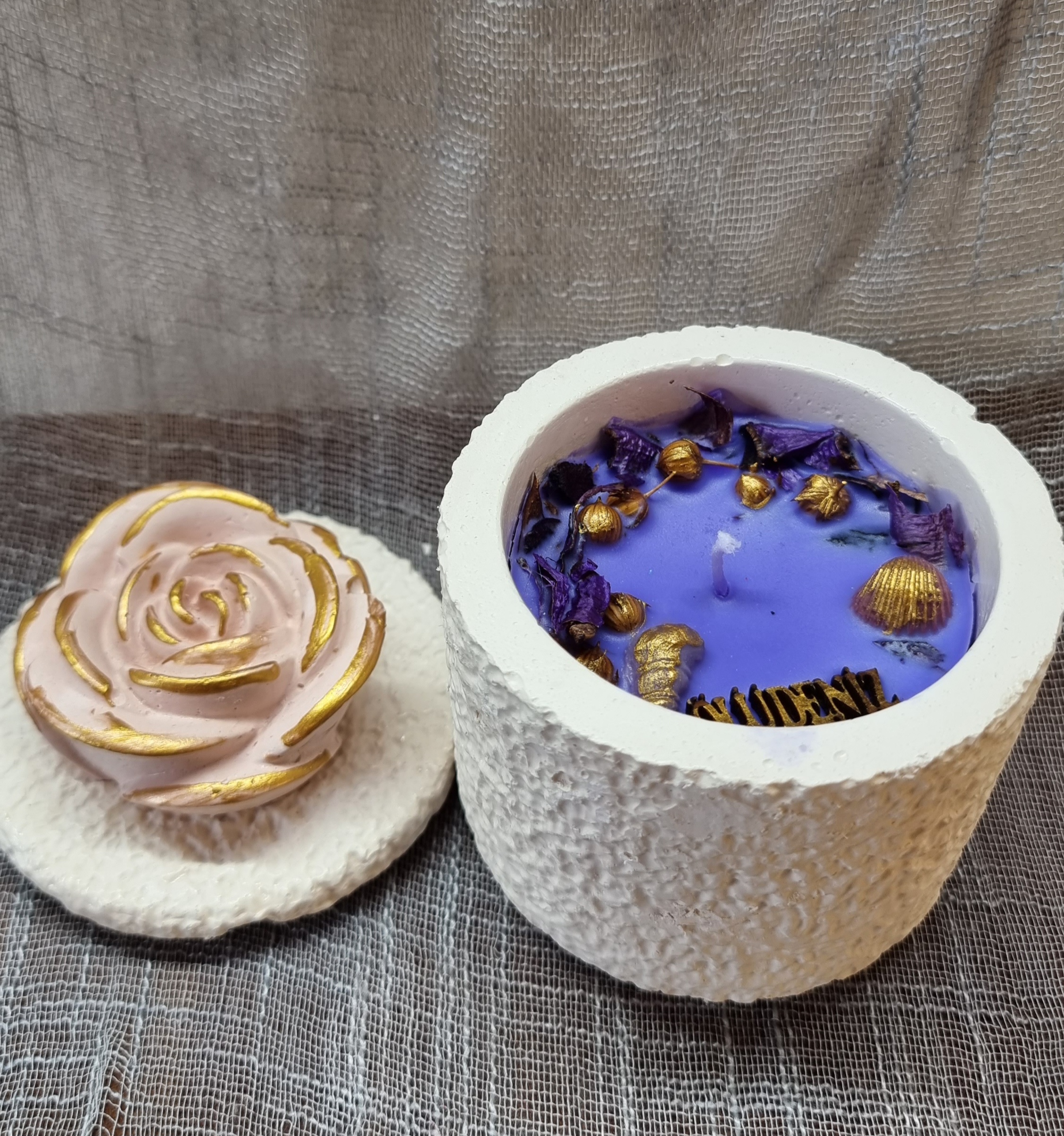 Lavender scented round candle (medium-size)