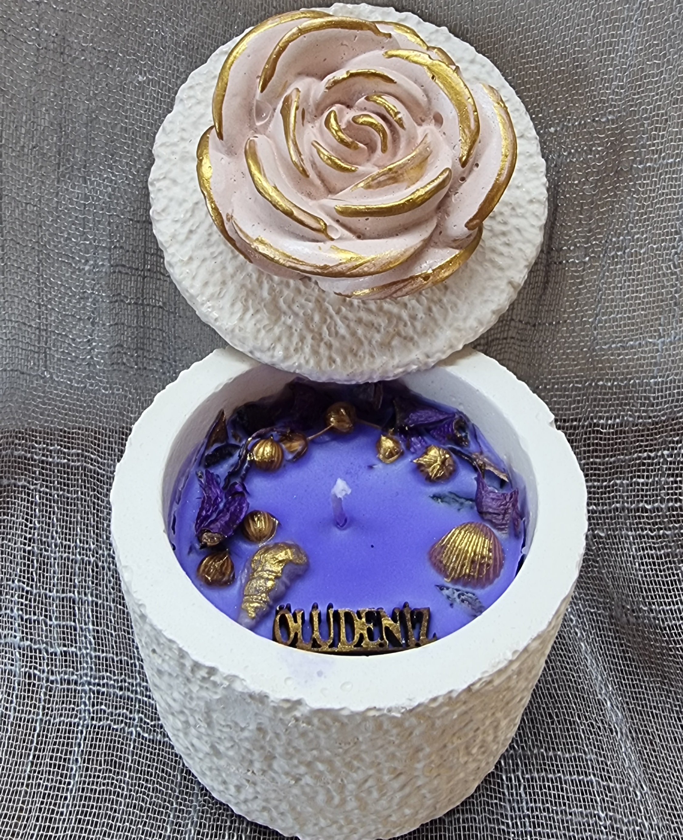 Lavender scented round candle (medium-size)