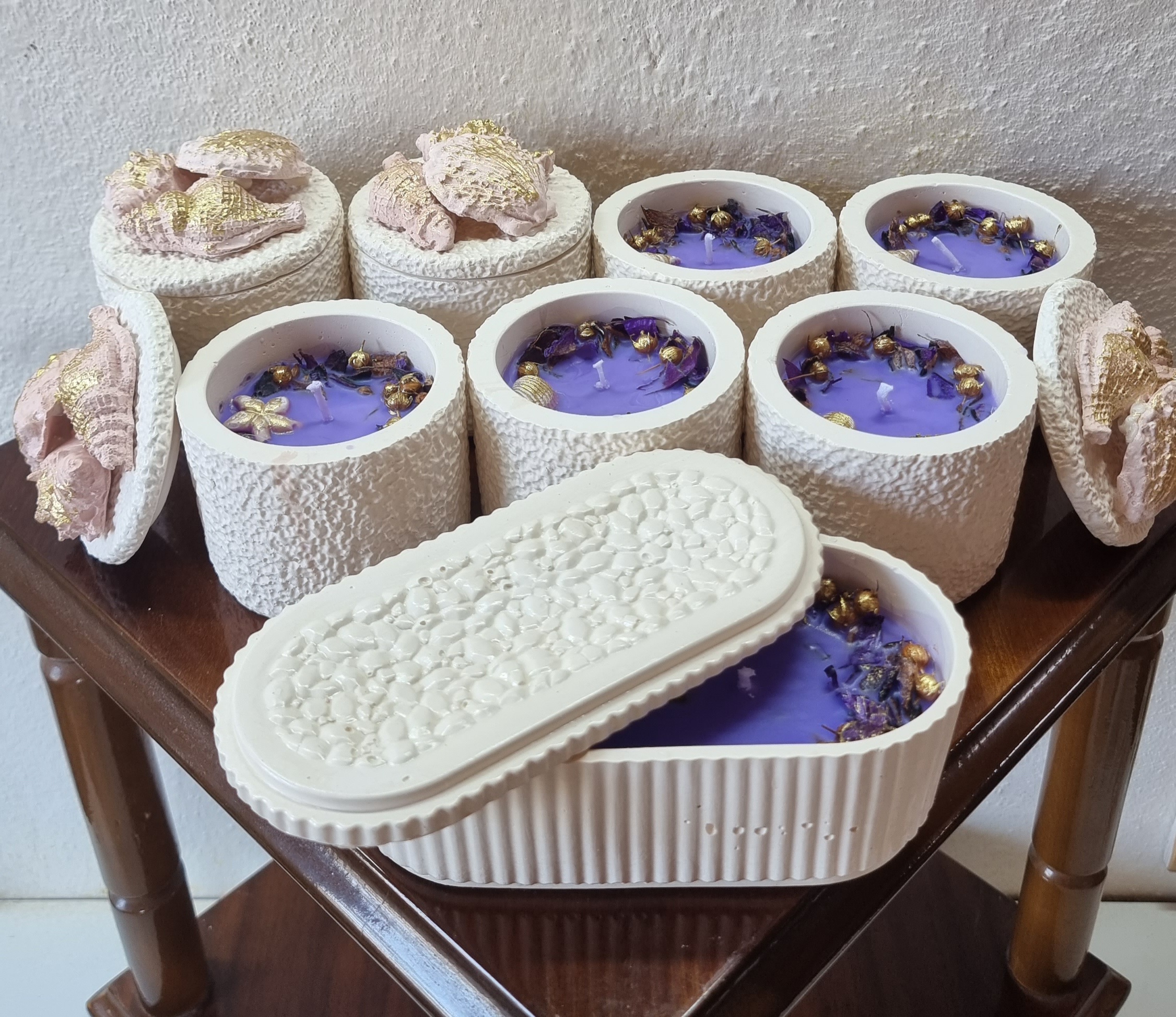 Lavender scented round candle (medium-size)