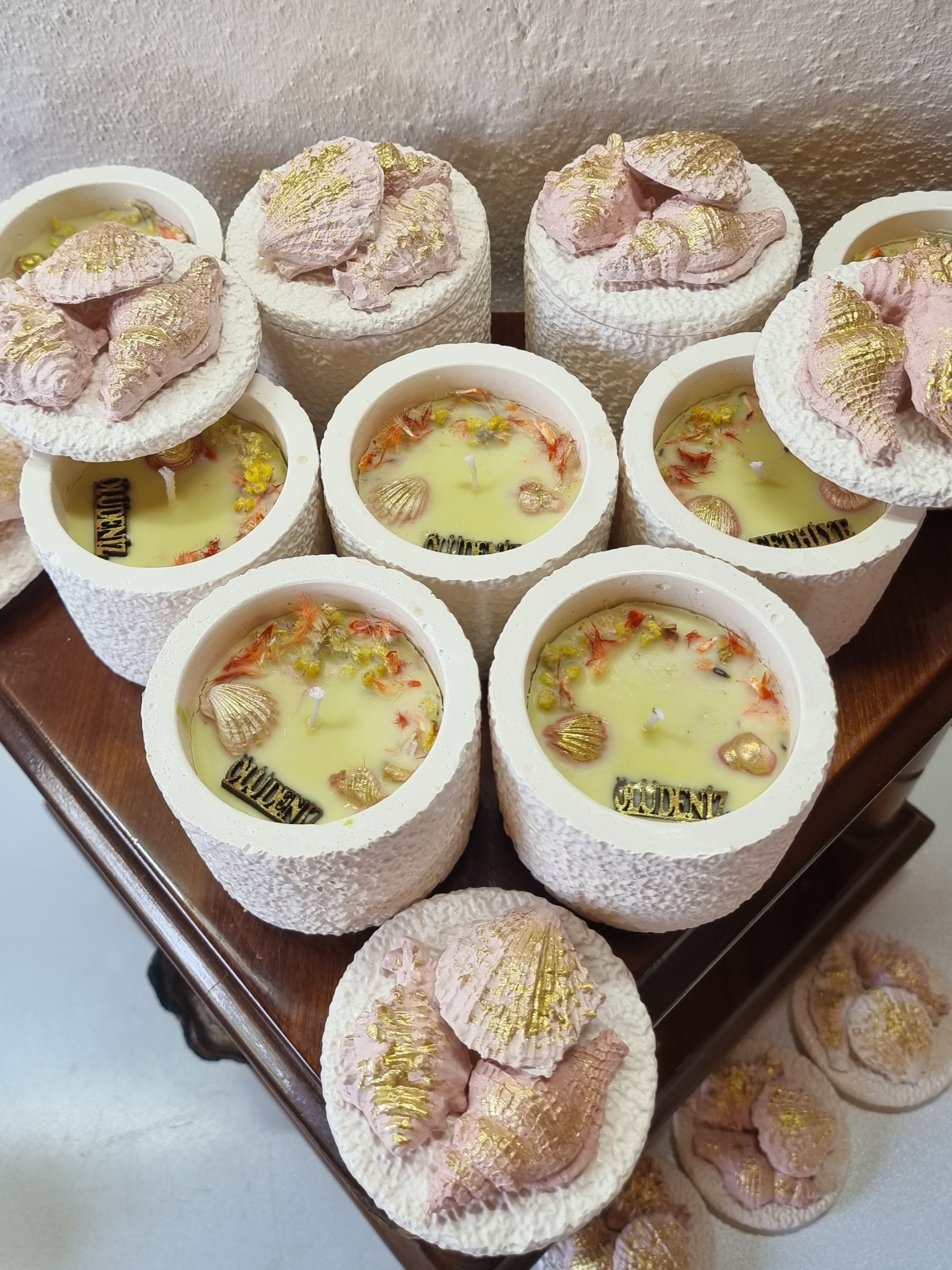 Lemon scented round candle (medium-size)