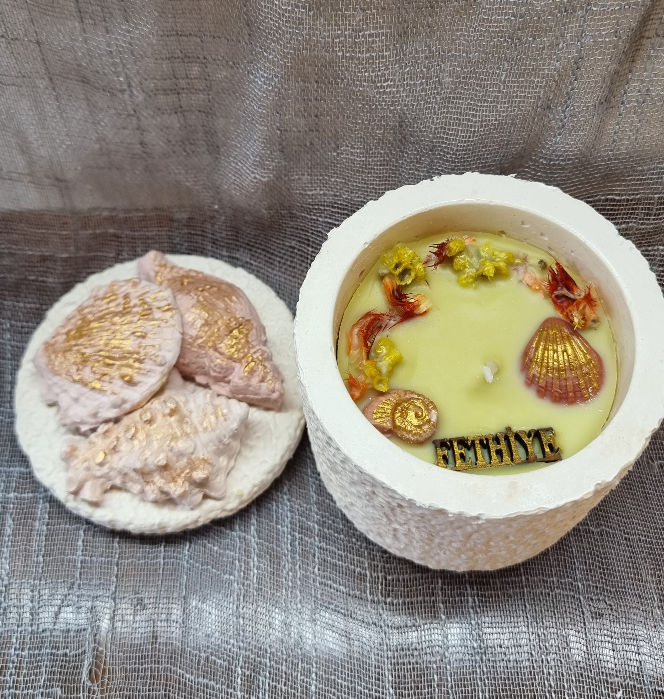 Lemon scented round candle (medium-size)