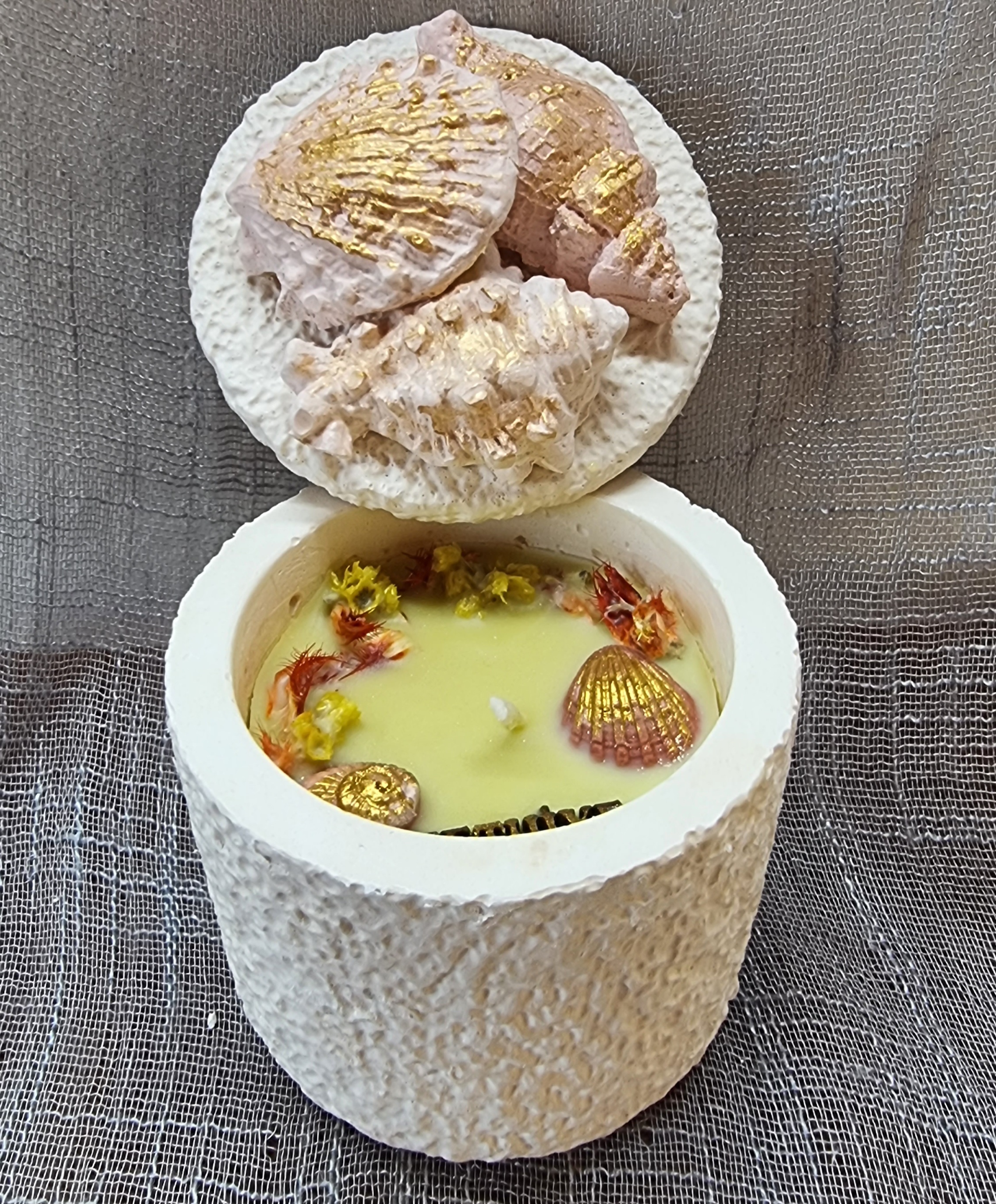 Lemon scented round candle (medium-size)