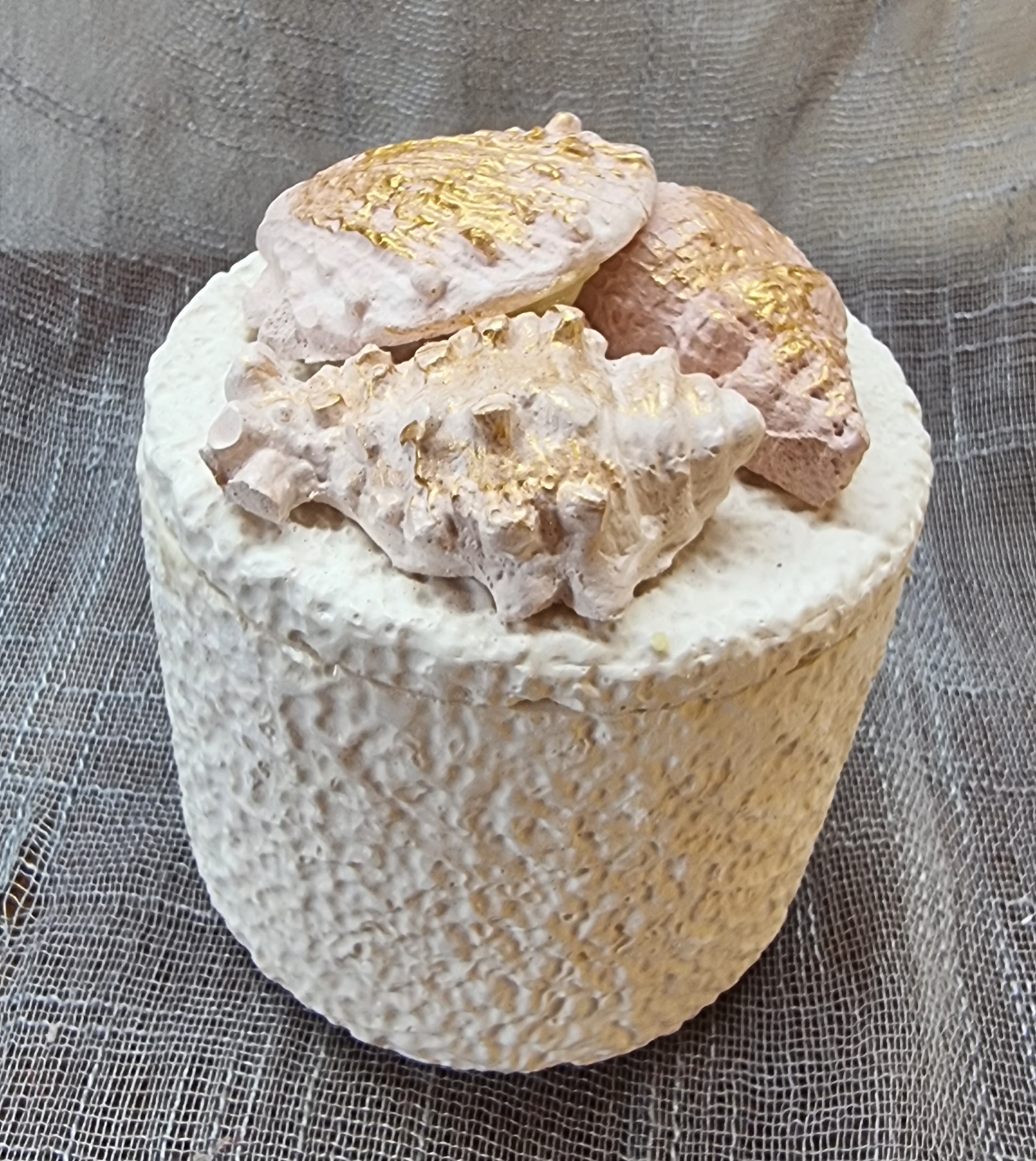 Lemon scented round candle (medium-size)