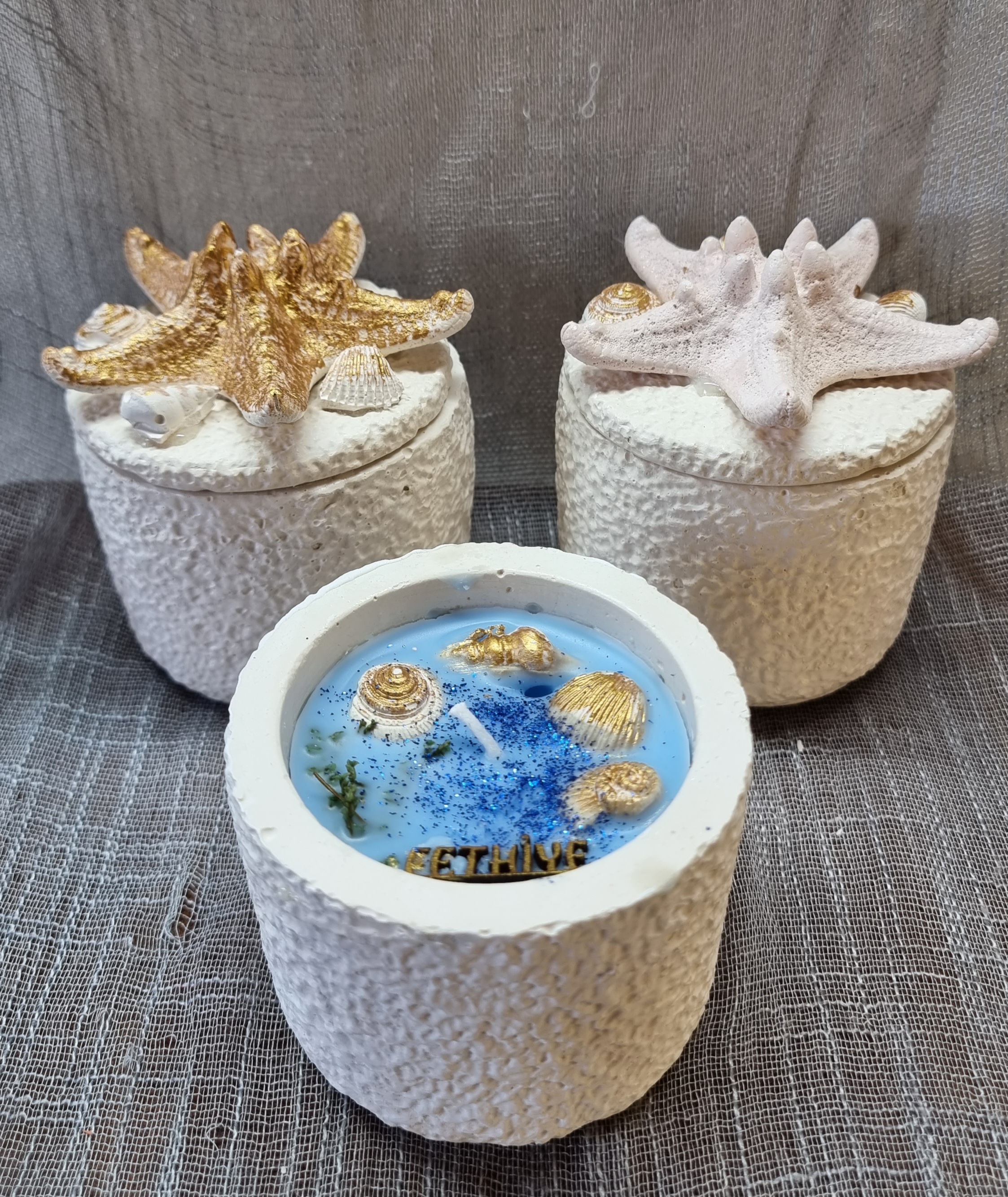 Scented round candle with blue wax (medium-size)