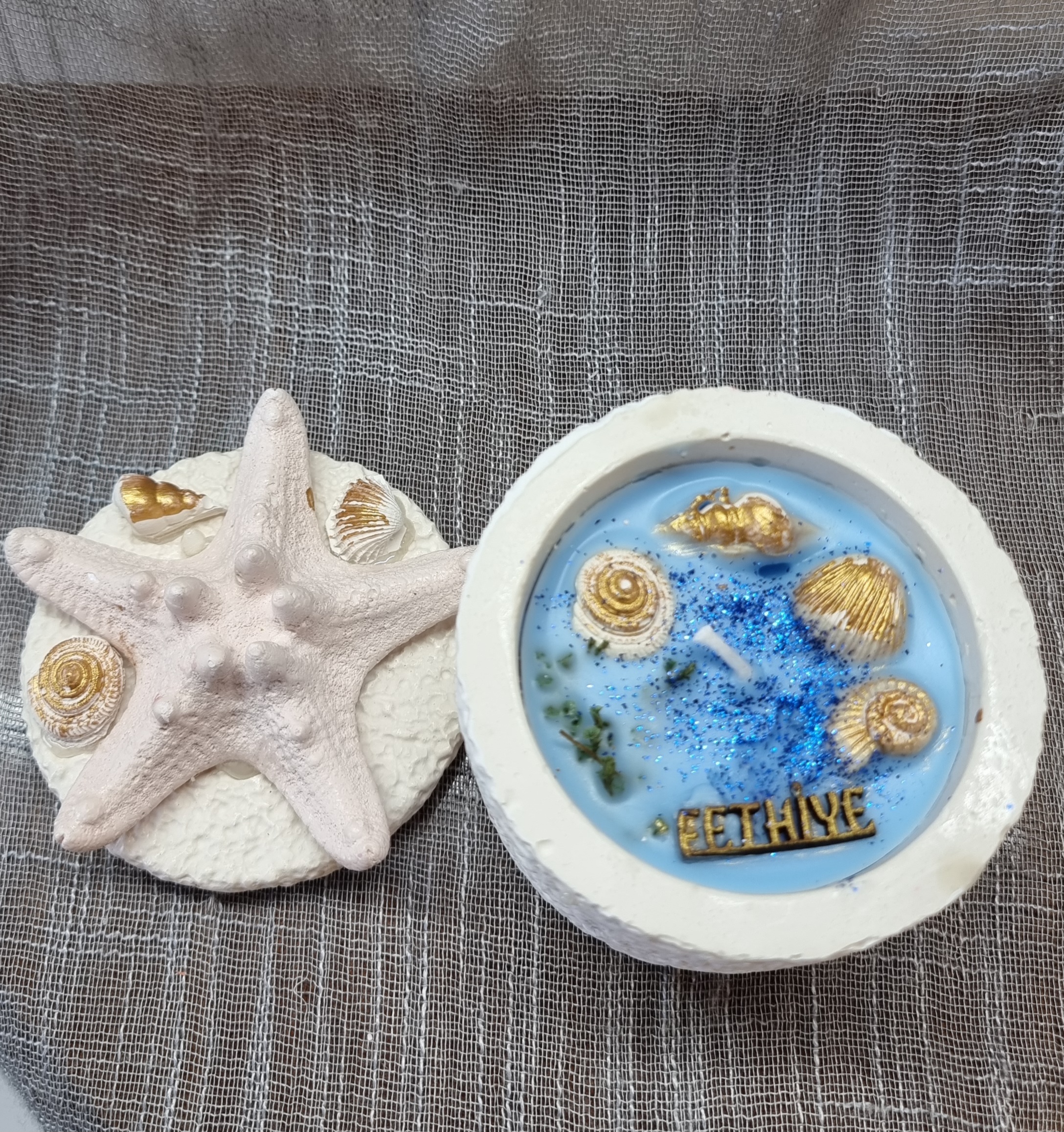 Scented round candle with blue wax (medium-size)