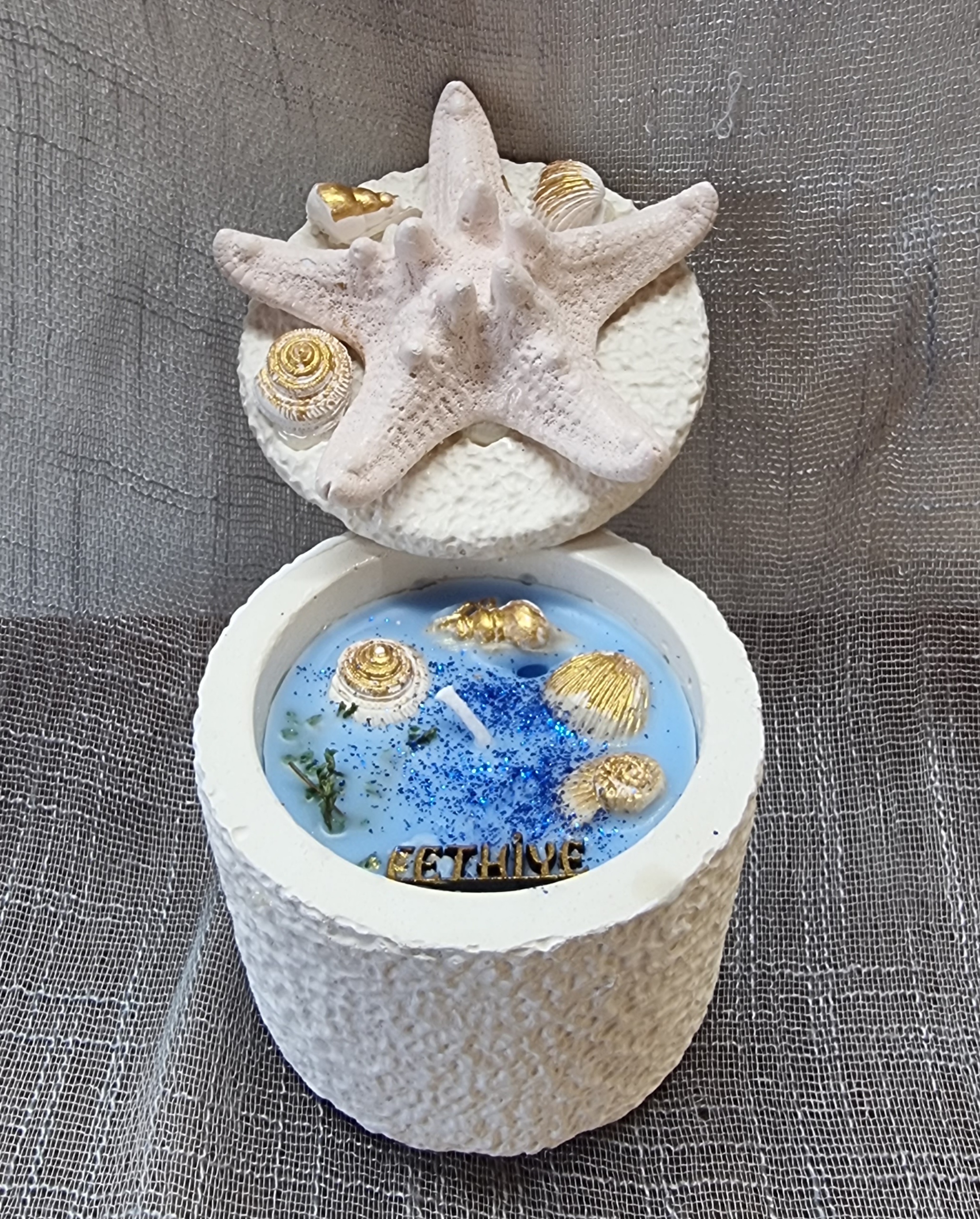 Scented round candle with blue wax (medium-size)