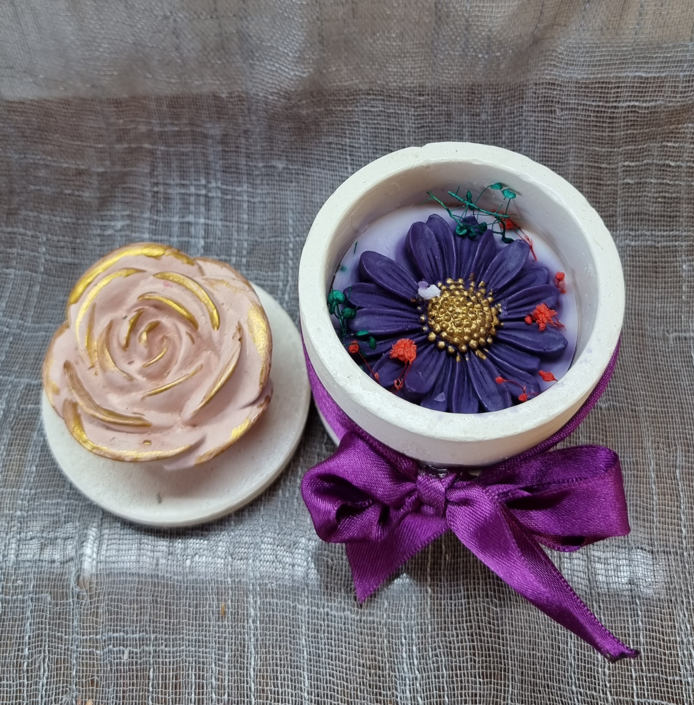 Purple chamomile in a round container (small-size)