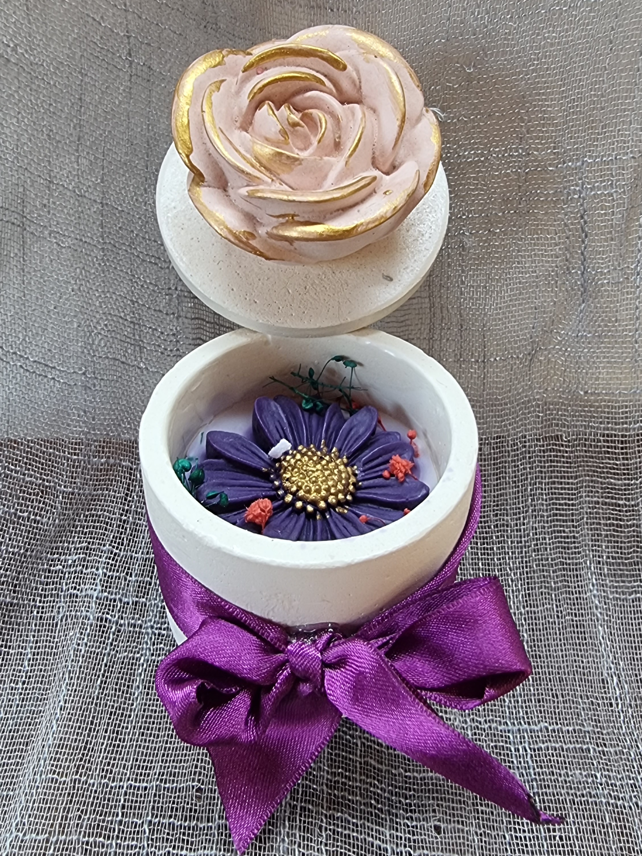 Purple chamomile in a round container (small-size)