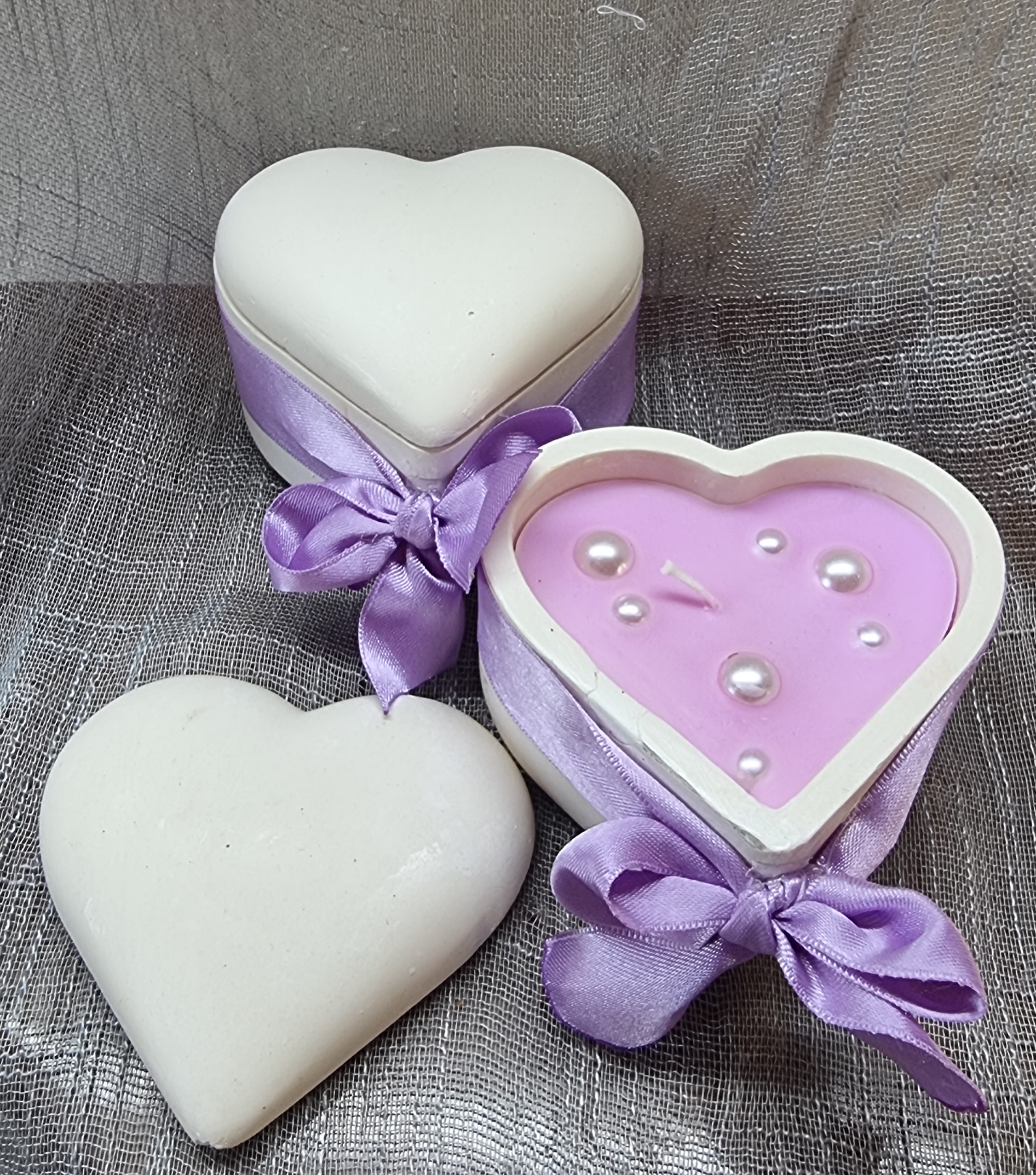 Scented heart-shaped candle with pink wax (strawberry scented)
