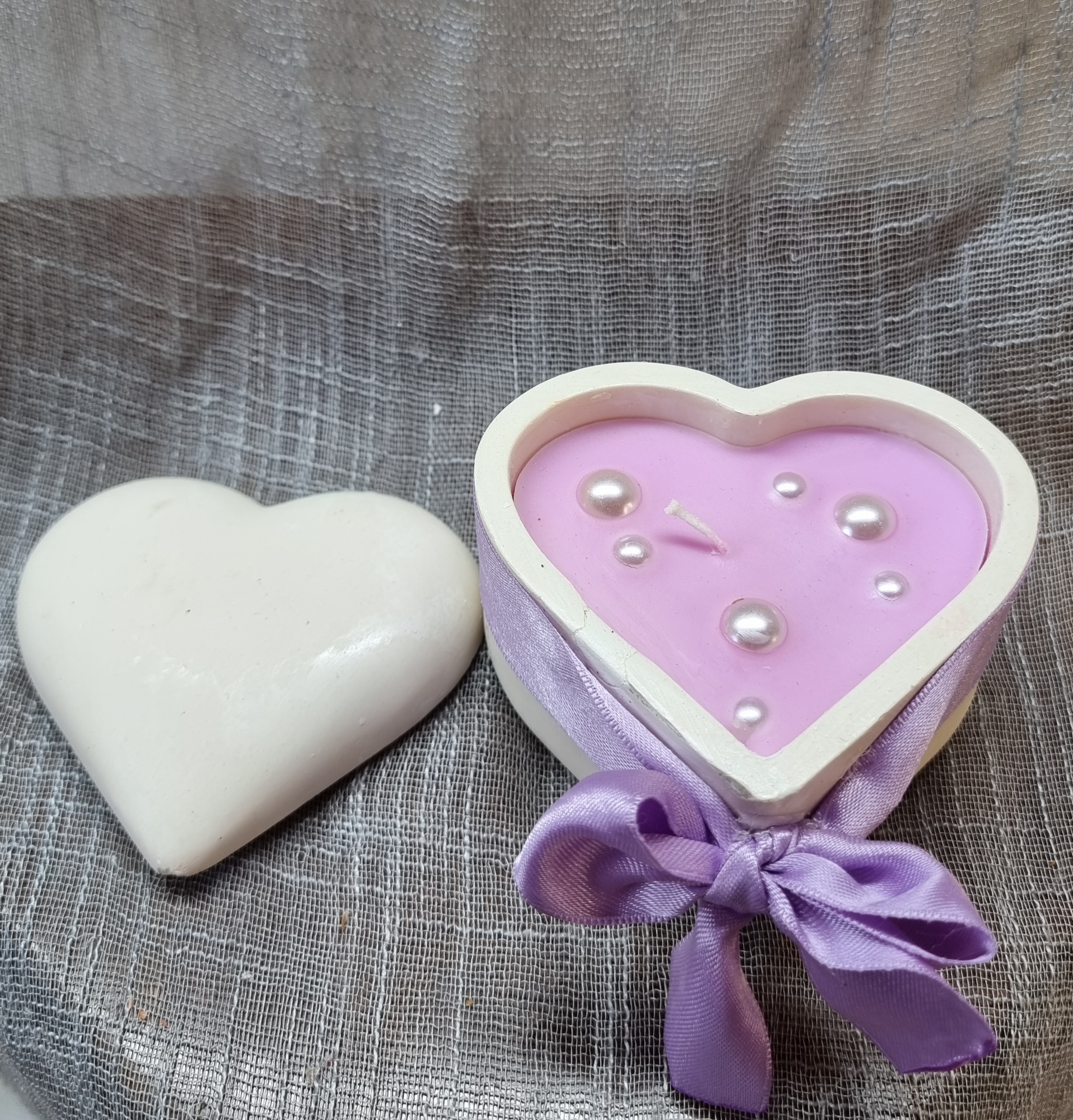 Scented heart-shaped candle with pink wax (strawberry scented)