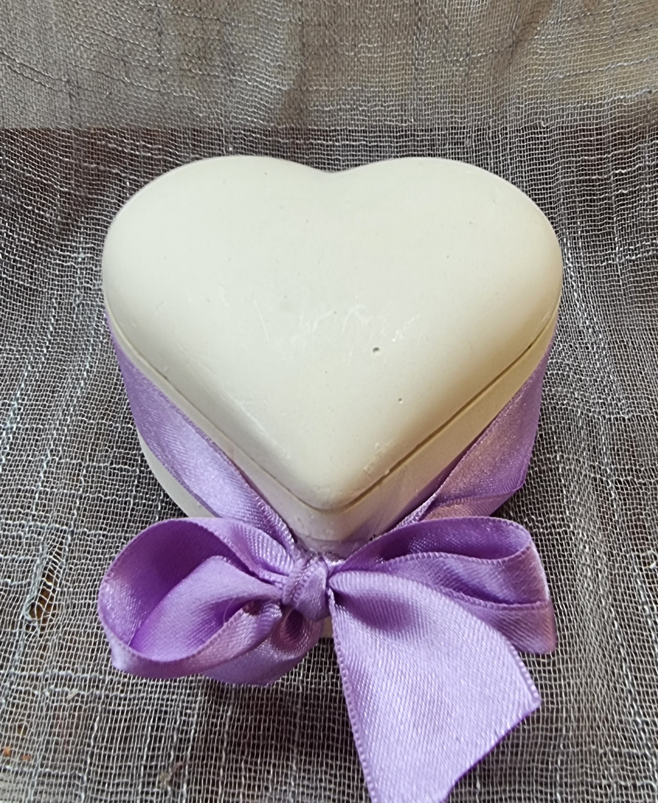 Scented heart-shaped candle with purple chamomile (mint scented)