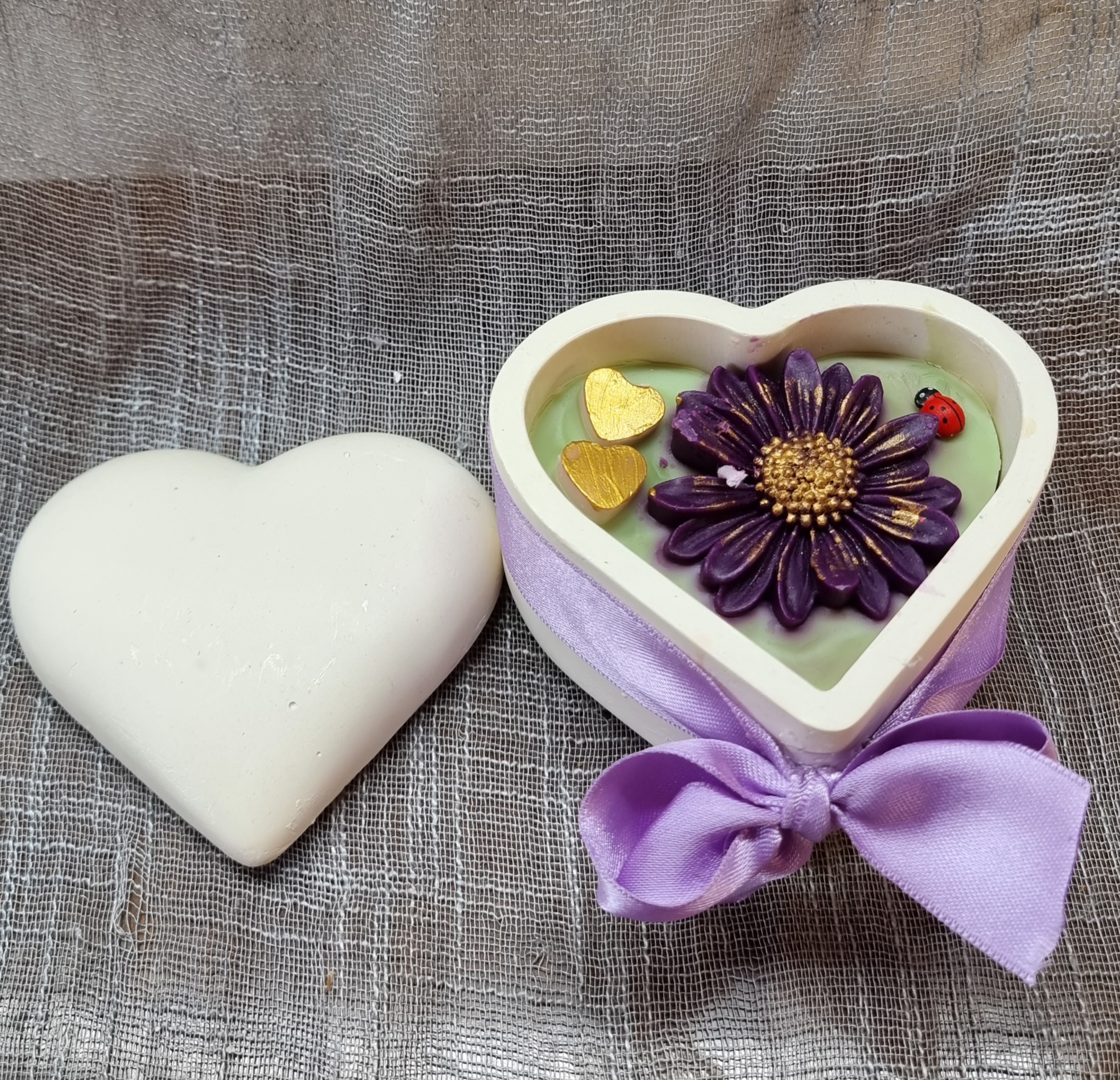 Scented heart-shaped candle with purple chamomile (mint scented)
