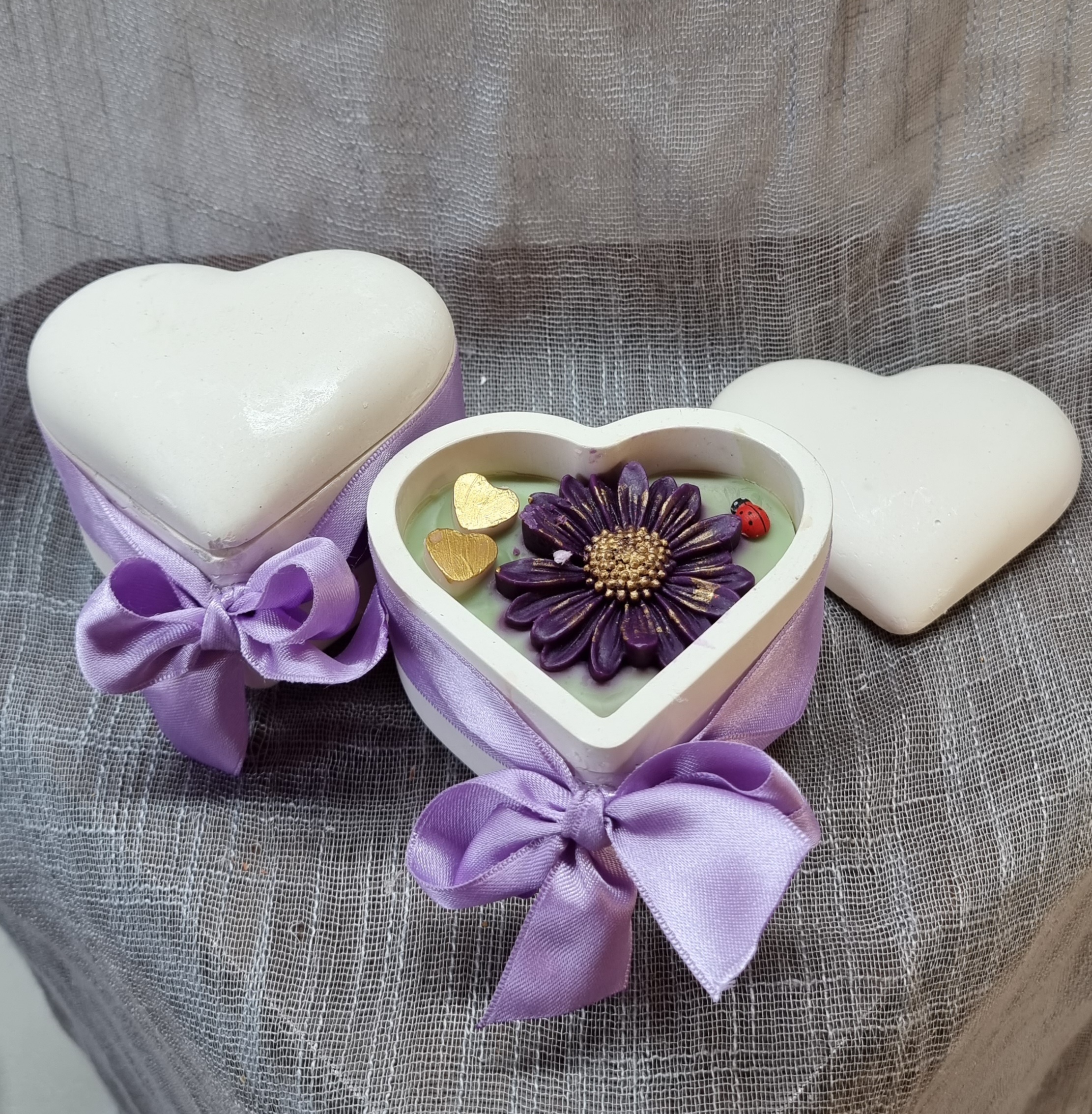 Scented heart-shaped candle with purple chamomile (mint scented)