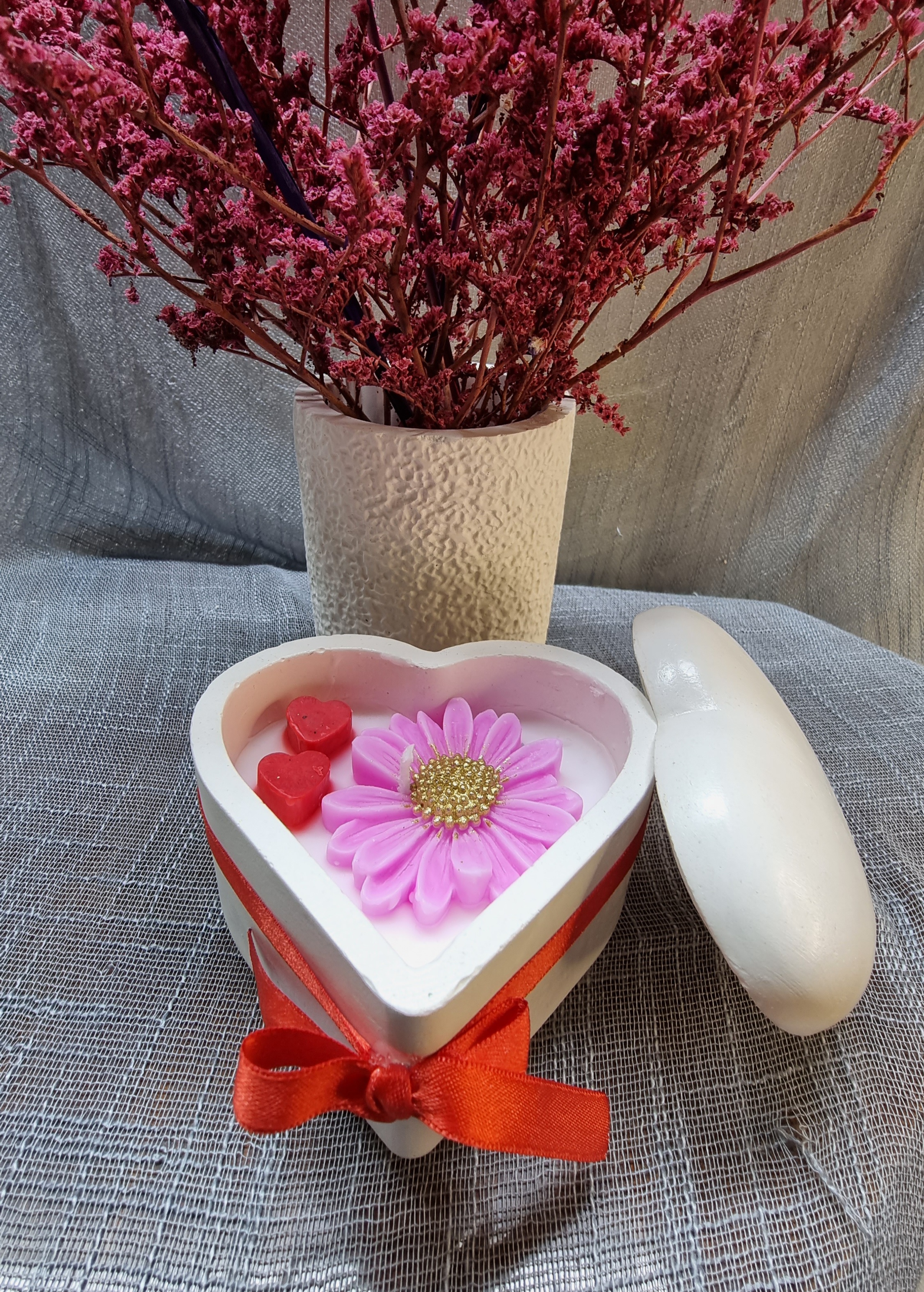 Scented heart-shaped candle with pink chamomile (scented)