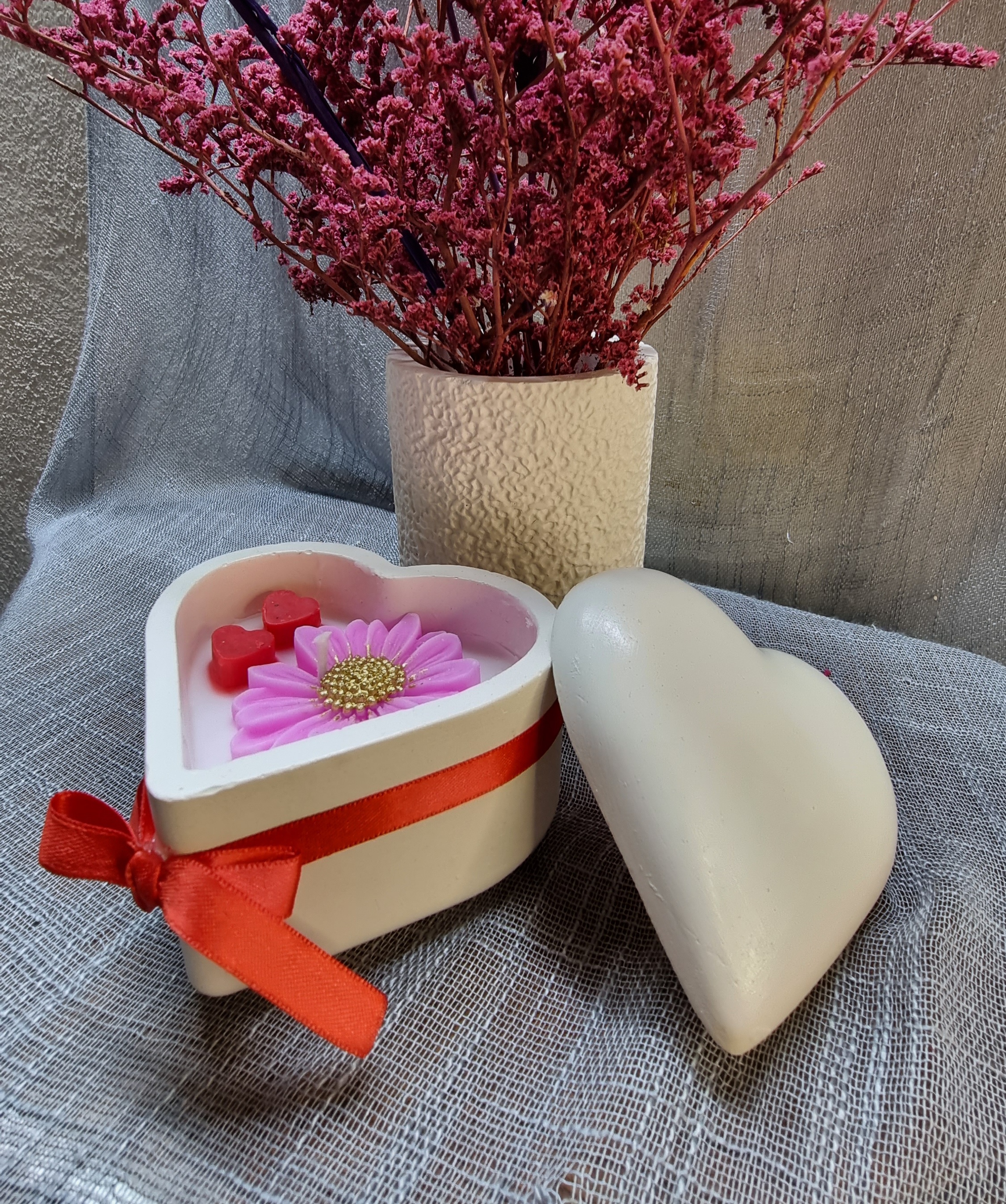Scented heart-shaped candle with pink chamomile (scented)