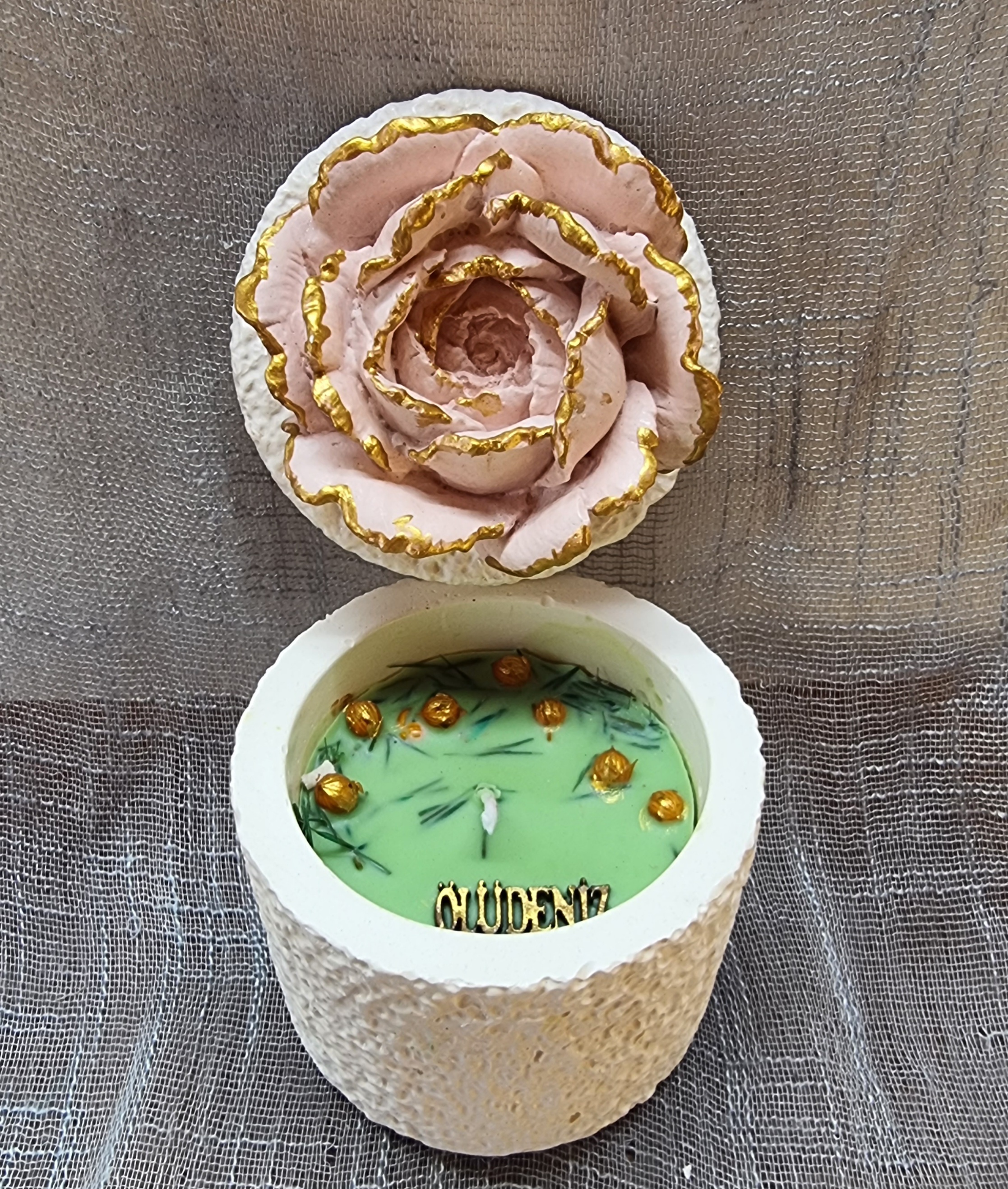 Pine scented round candle (medium-size)