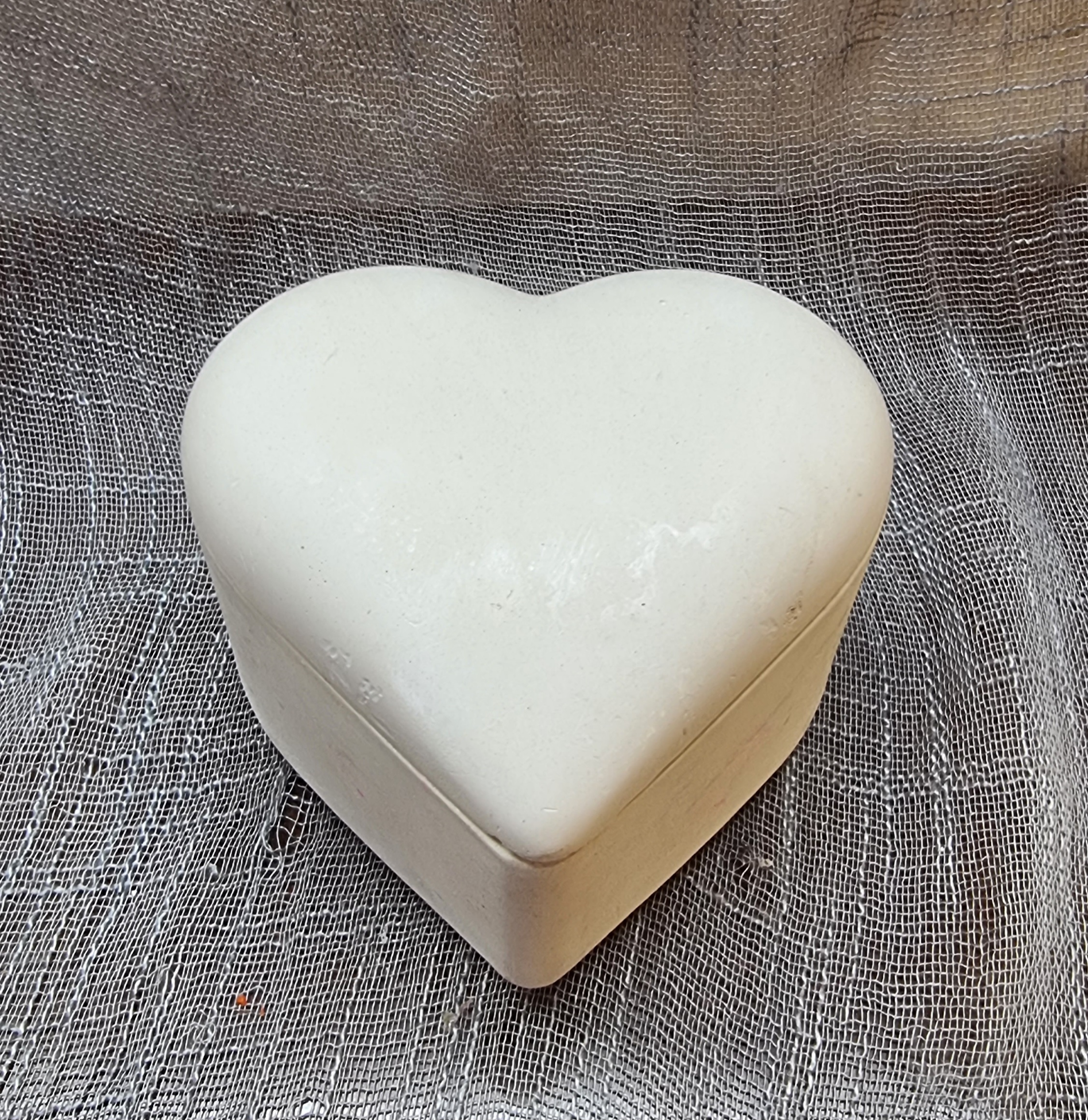 Scented heart-shaped candle with purple chamomile (peach scented)
