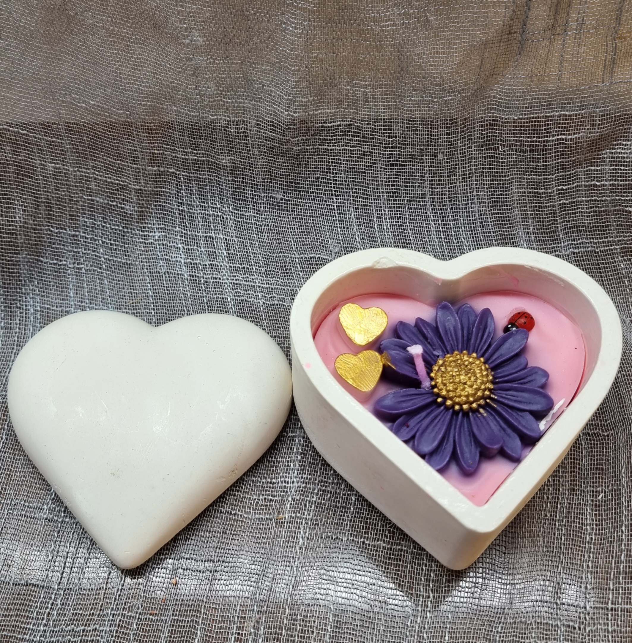 Scented heart-shaped candle with purple chamomile (peach scented)