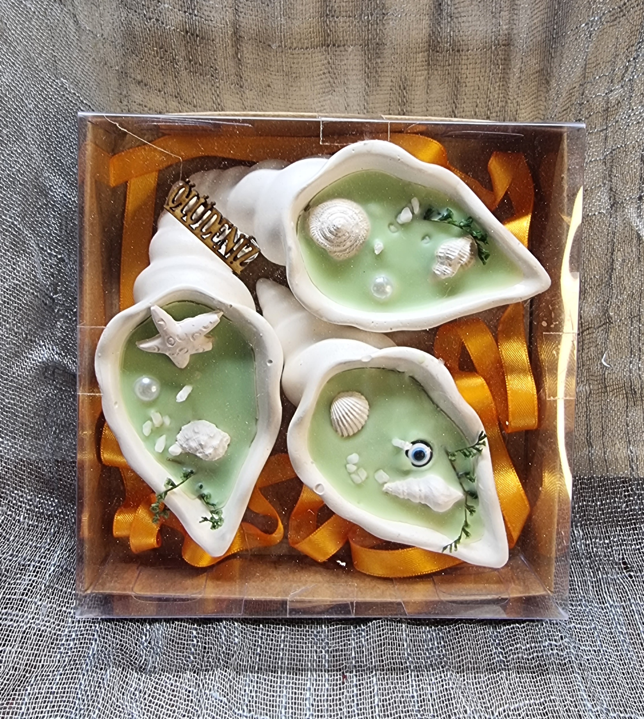 Set of green candles in a gift box (pine scented)