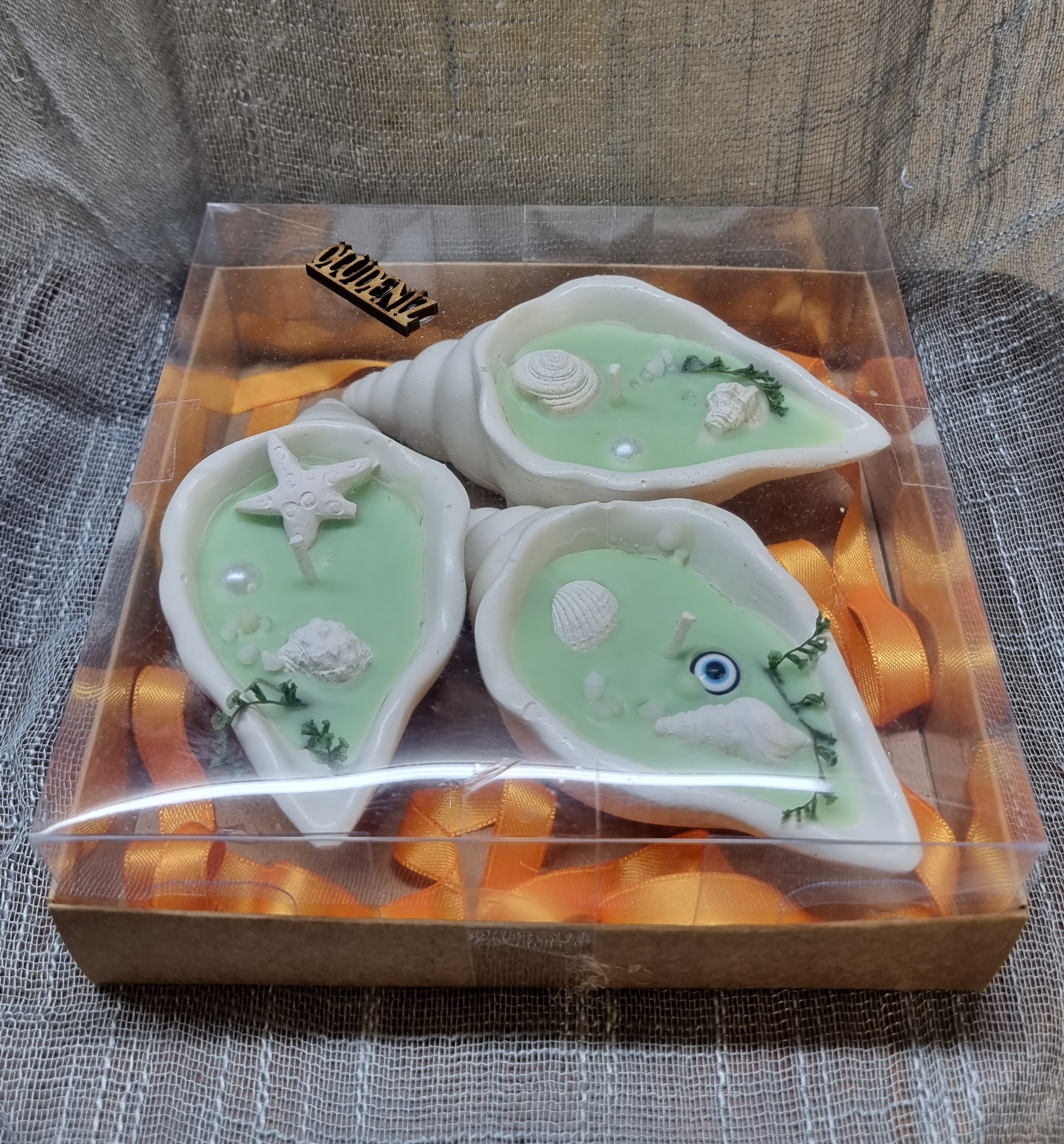 Set of green candles in a gift box (pine scented)