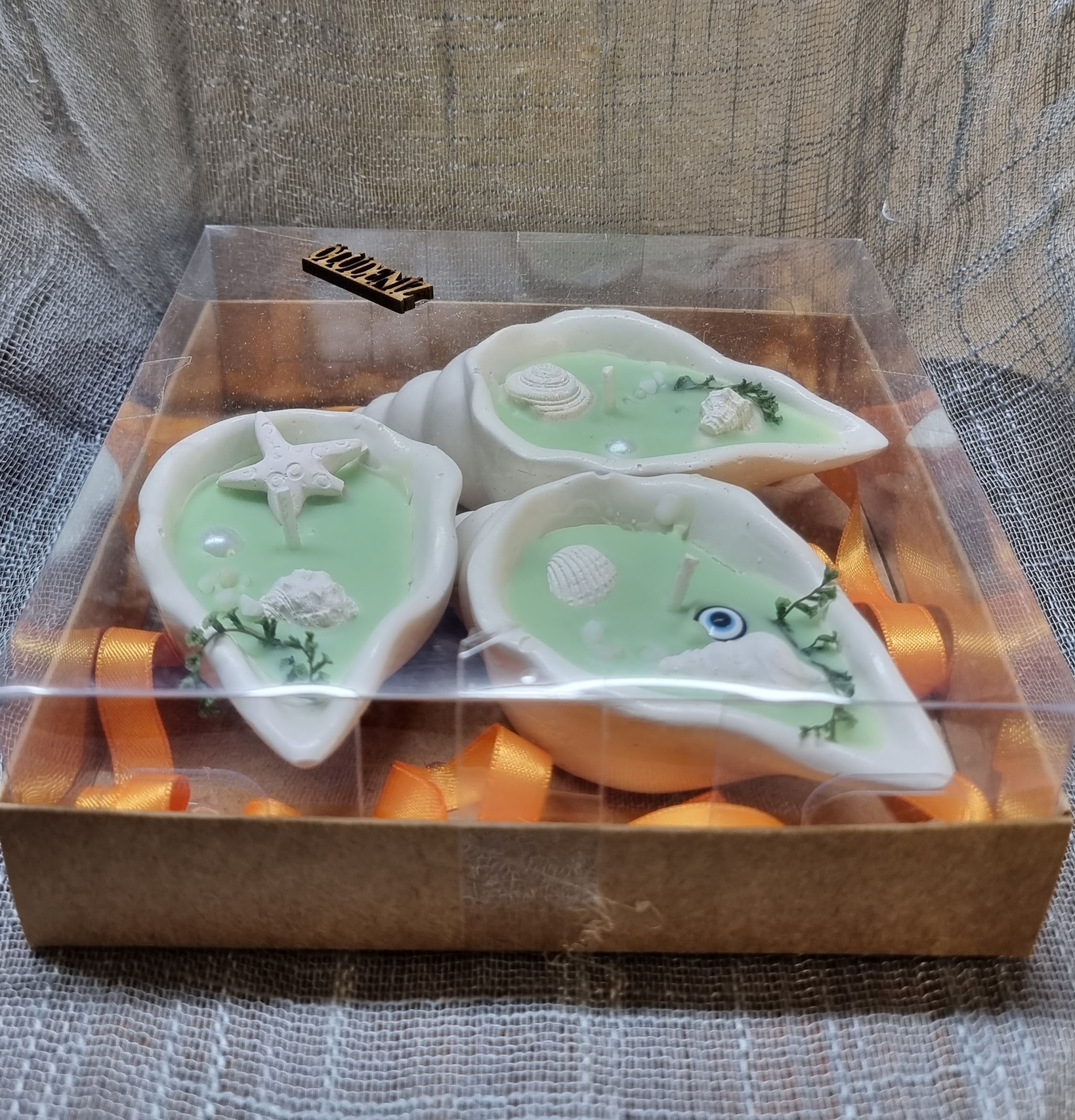 Set of green candles in a gift box (pine scented)