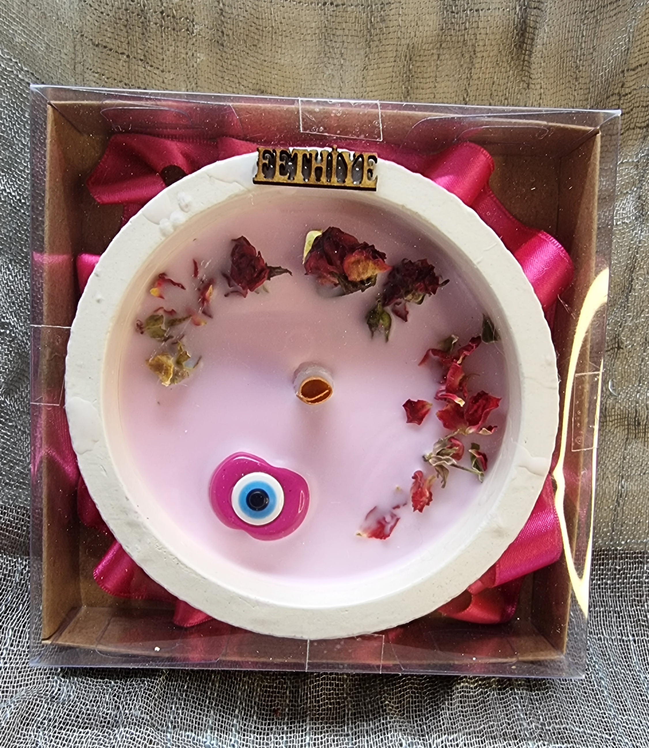 Big-size candle in a gift box (rose scented)