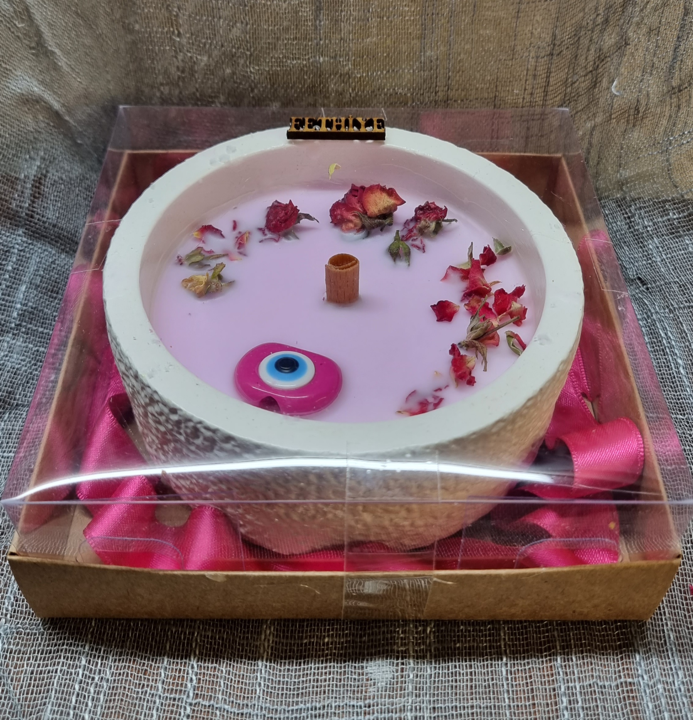 Big-size candle in a gift box (rose scented)