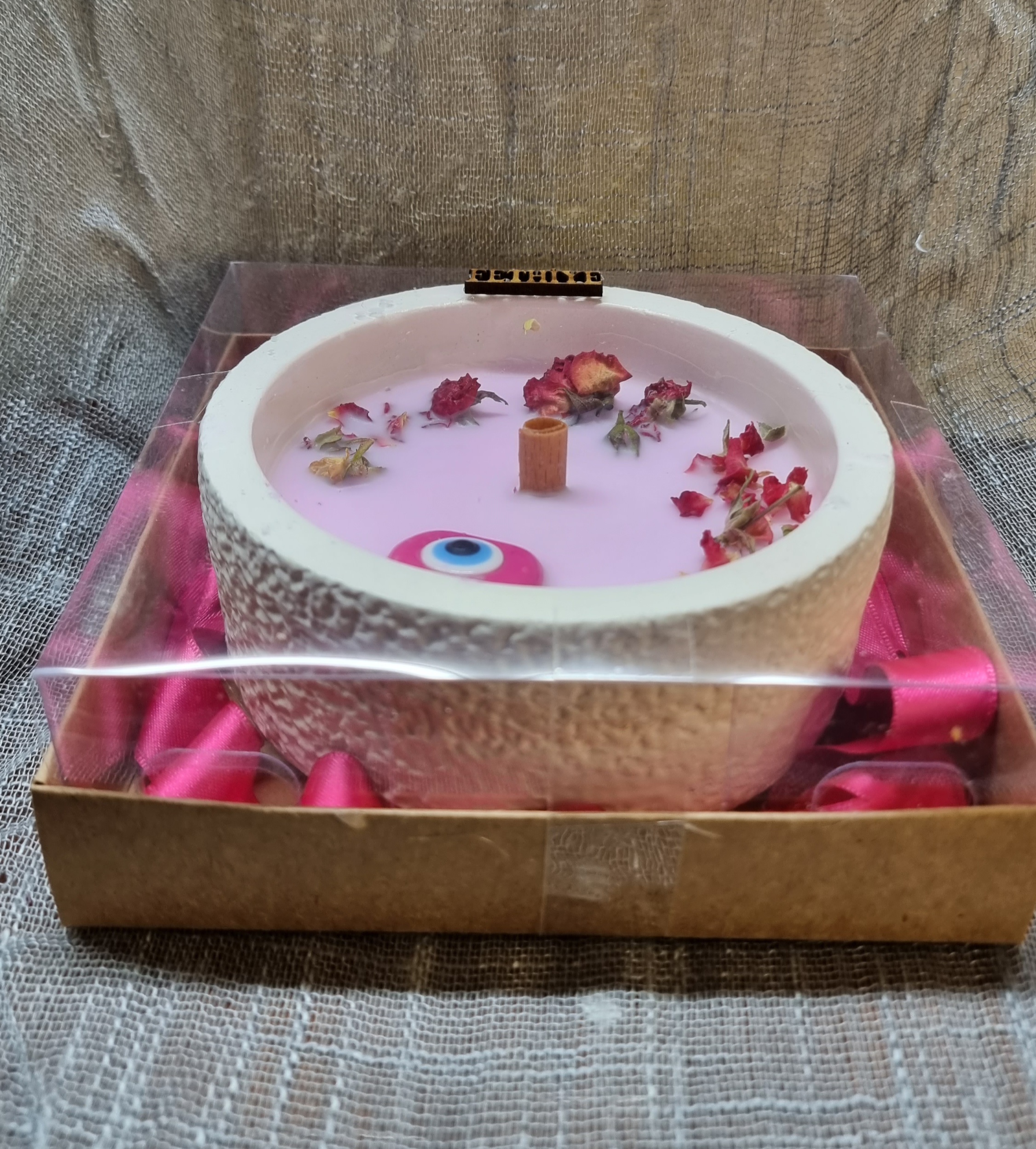Big-size candle in a gift box (rose scented)