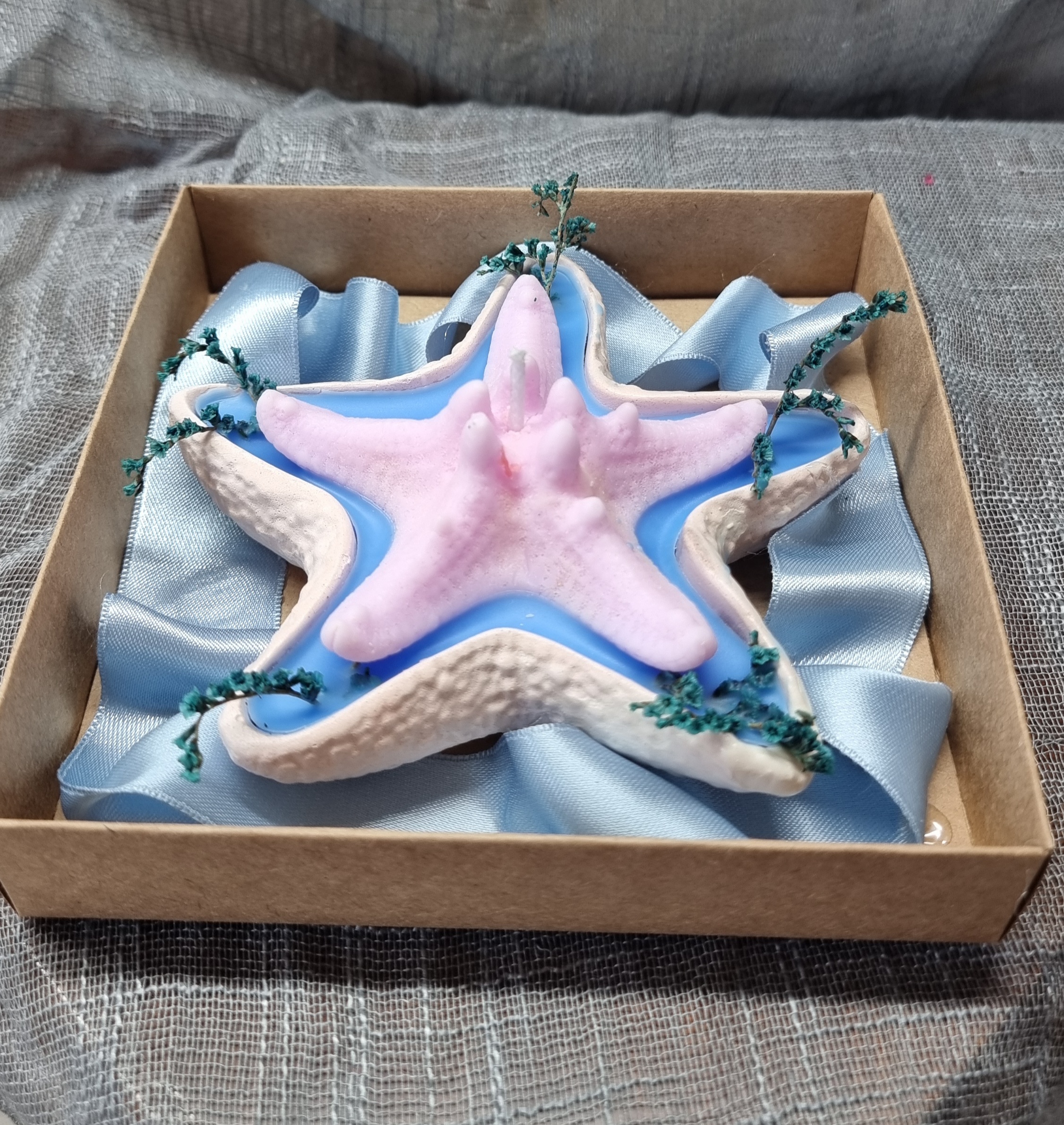 Pink starfish candle in a gift box (strawberry scented)