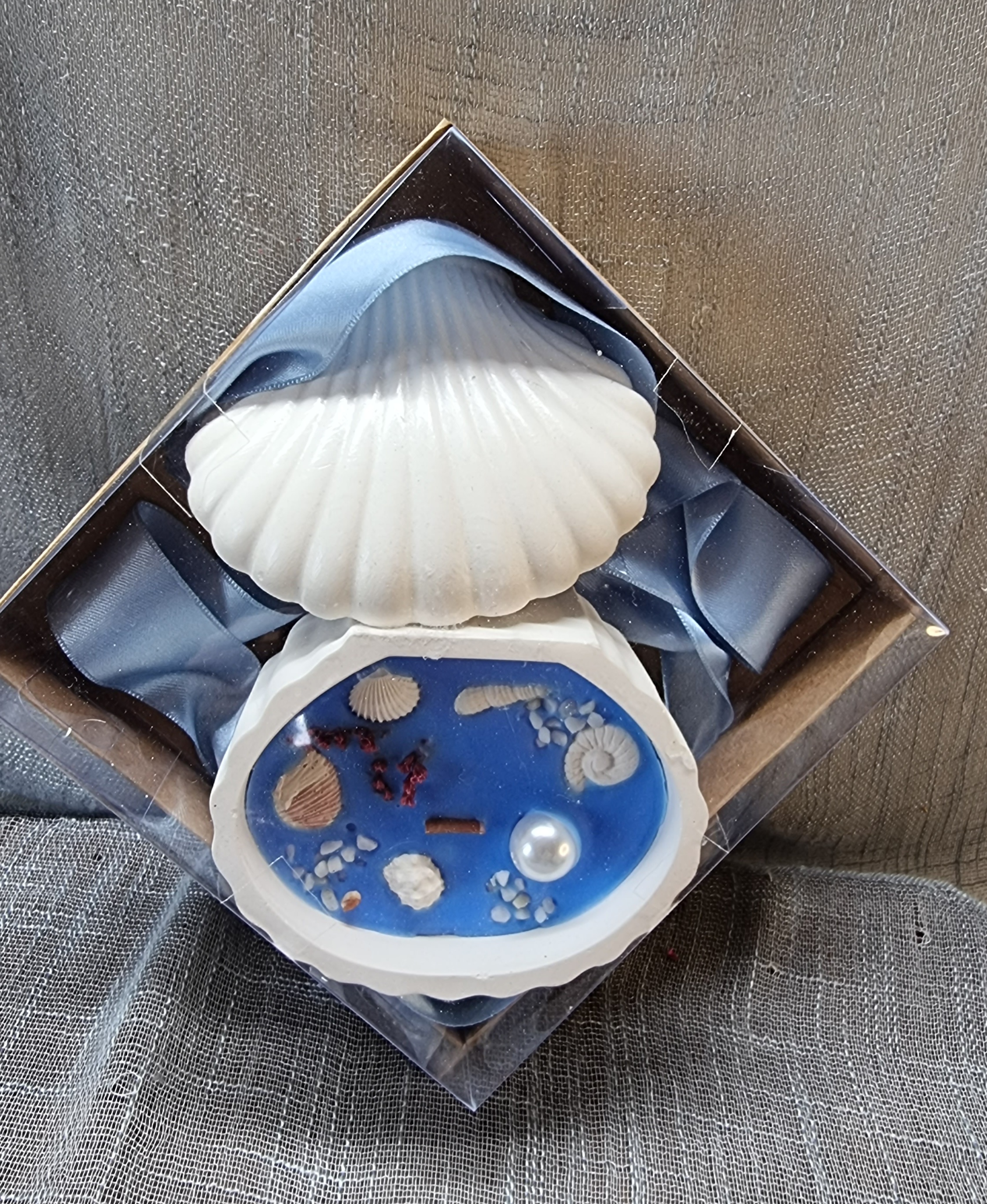 Medium-size blue seashell candle with a lid in a gift box (fresh linen scented)