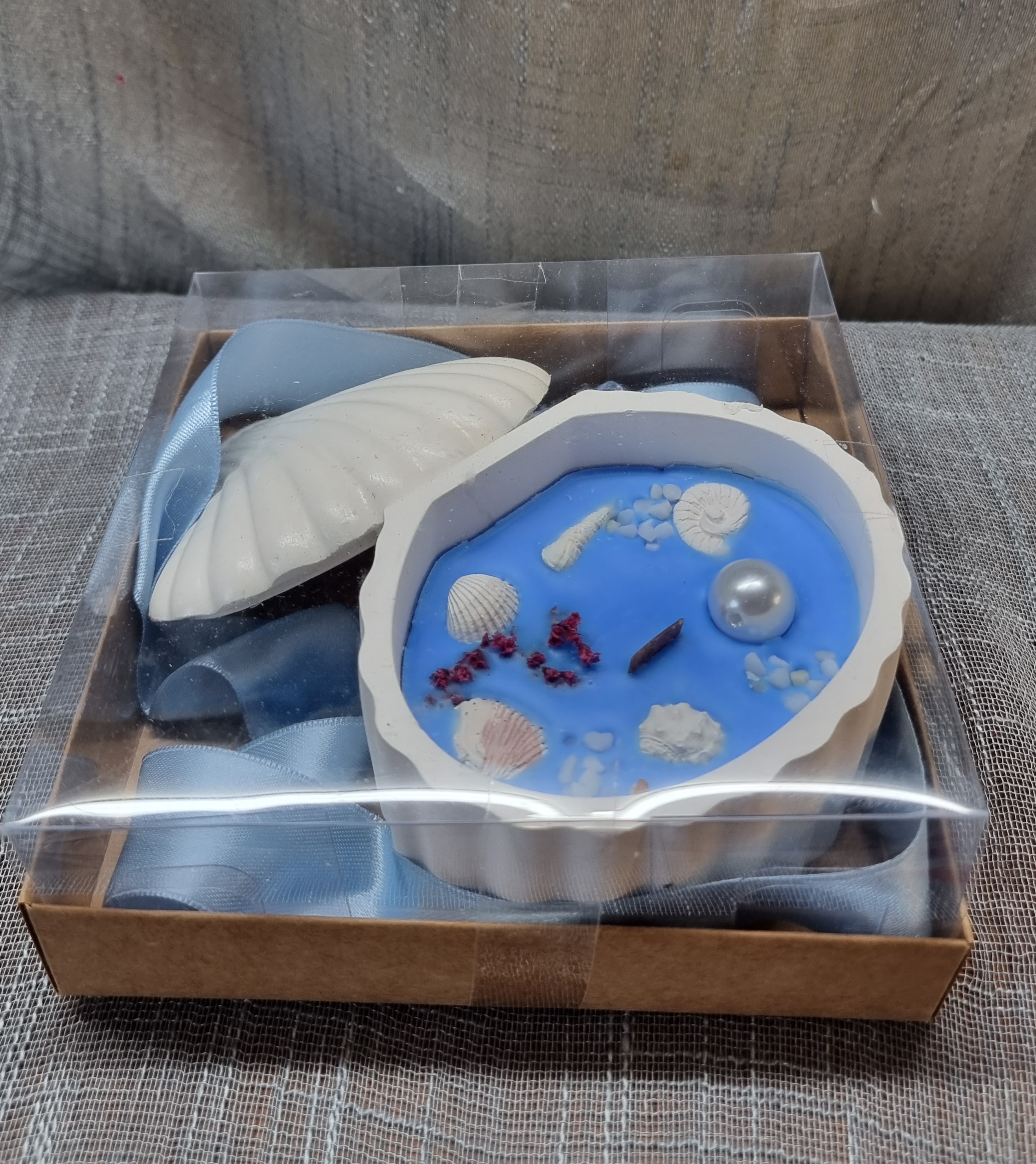 Medium-size blue seashell candle with a lid in a gift box (fresh linen scented)