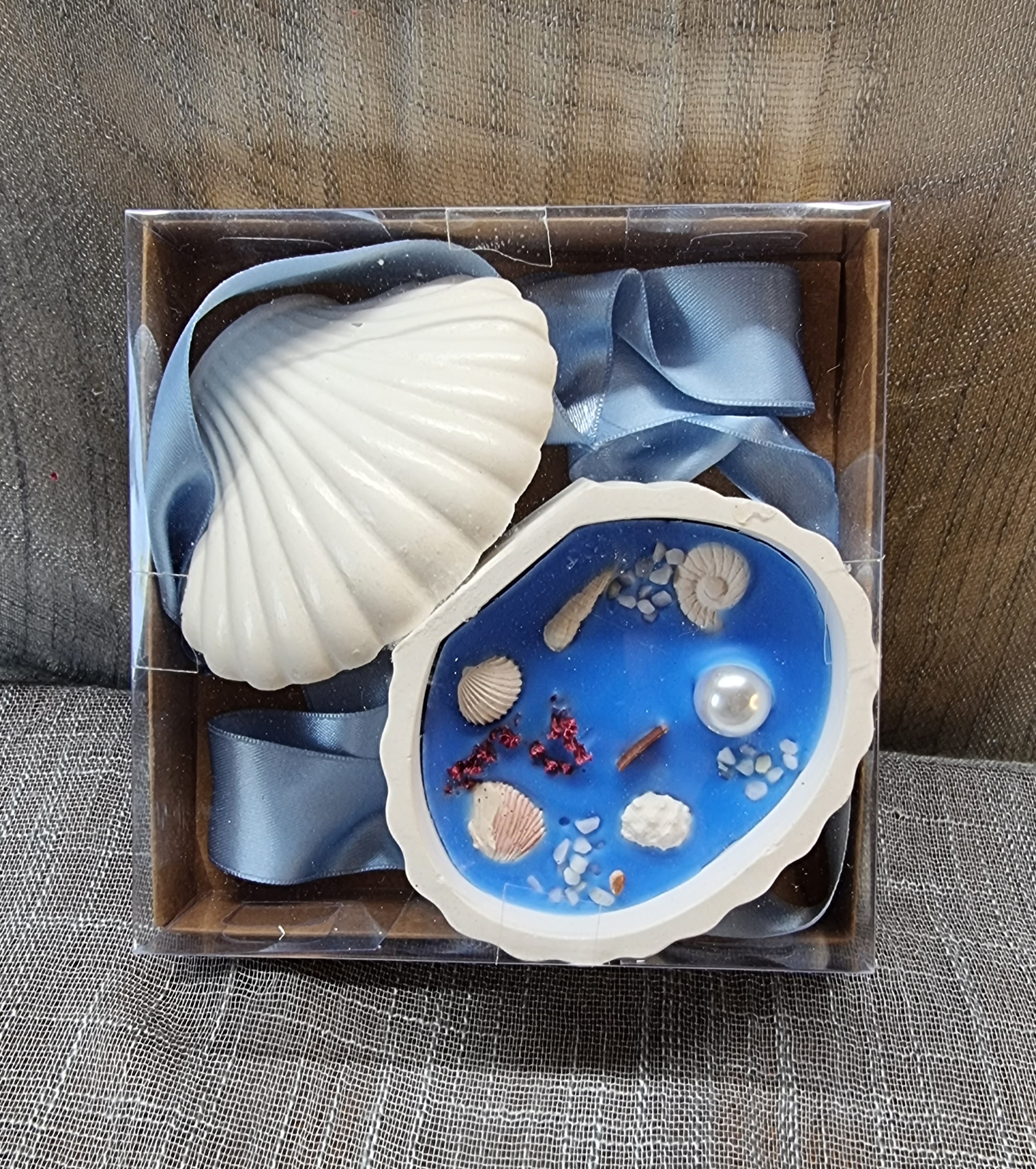 Medium-size blue seashell candle with a lid in a gift box (fresh linen scented)