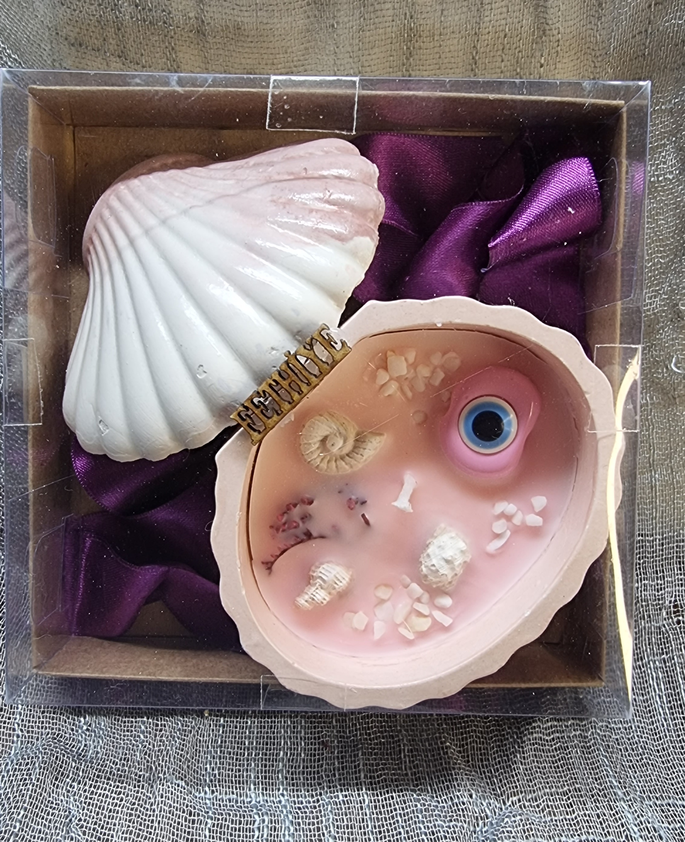 Medium-size pink seashell candle with a lid in a gift box (rose or peach scented)