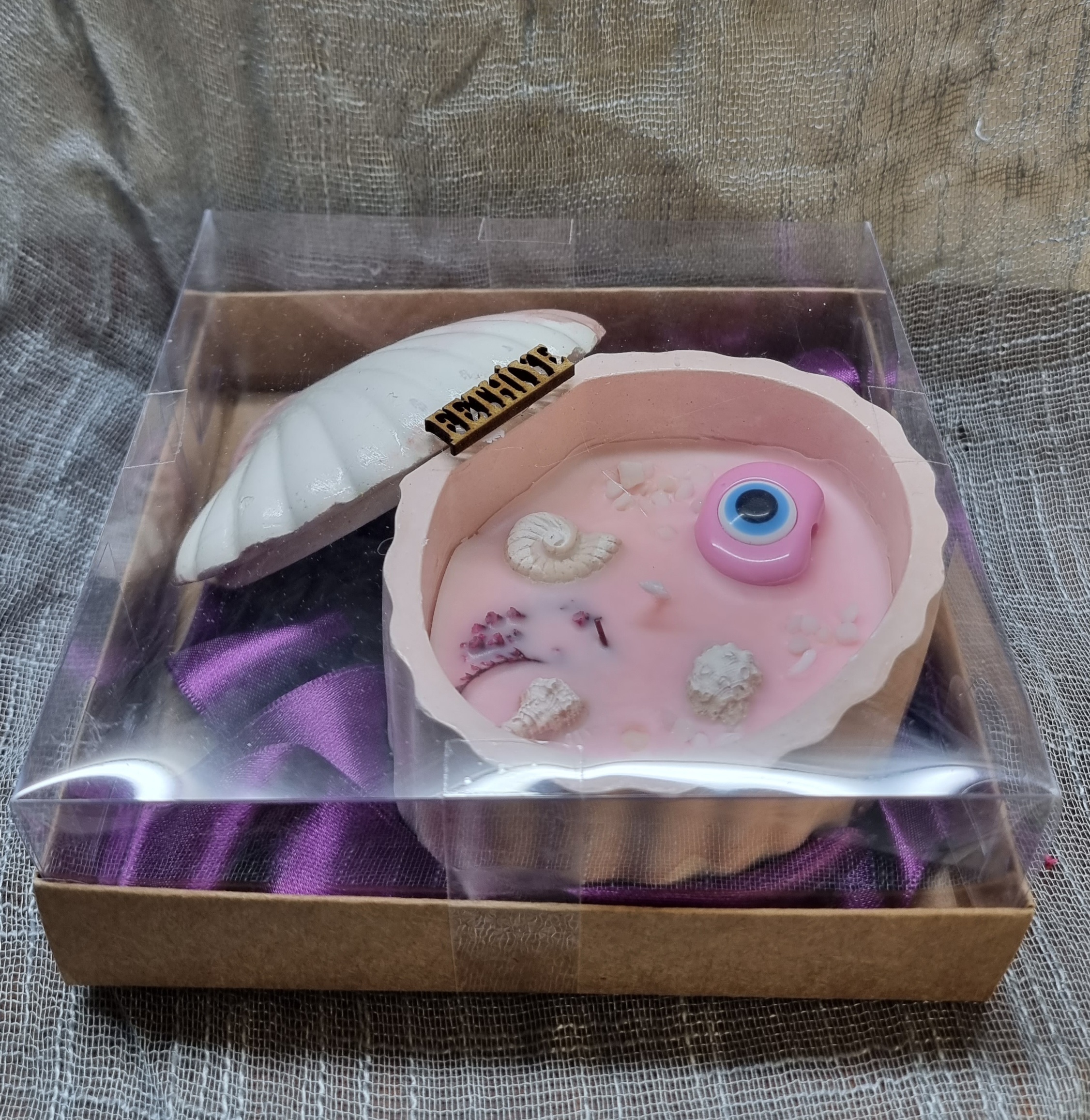 Medium-size pink seashell candle with a lid in a gift box (rose or peach scented)
