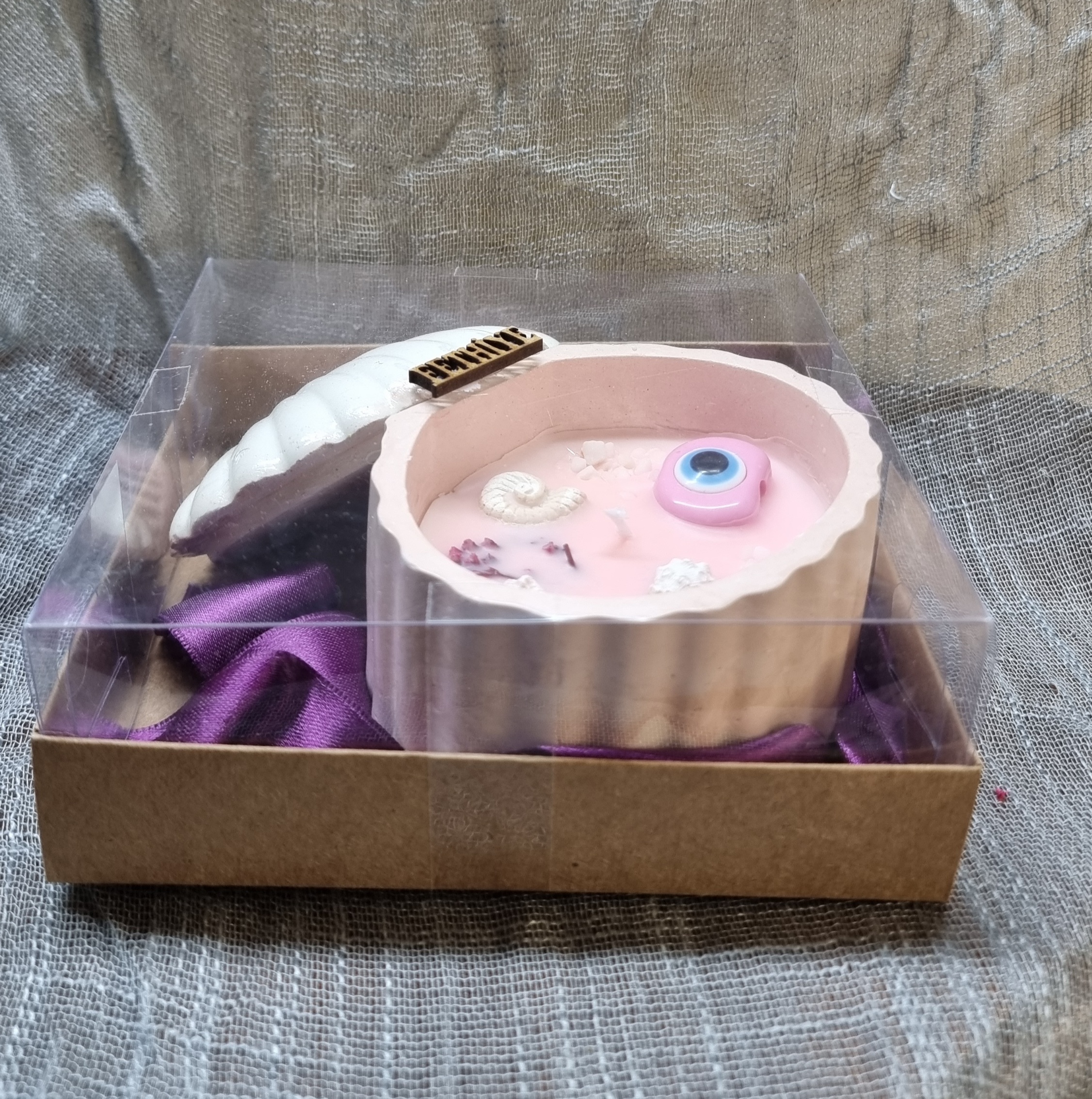 Medium-size pink seashell candle with a lid in a gift box (rose or peach scented)