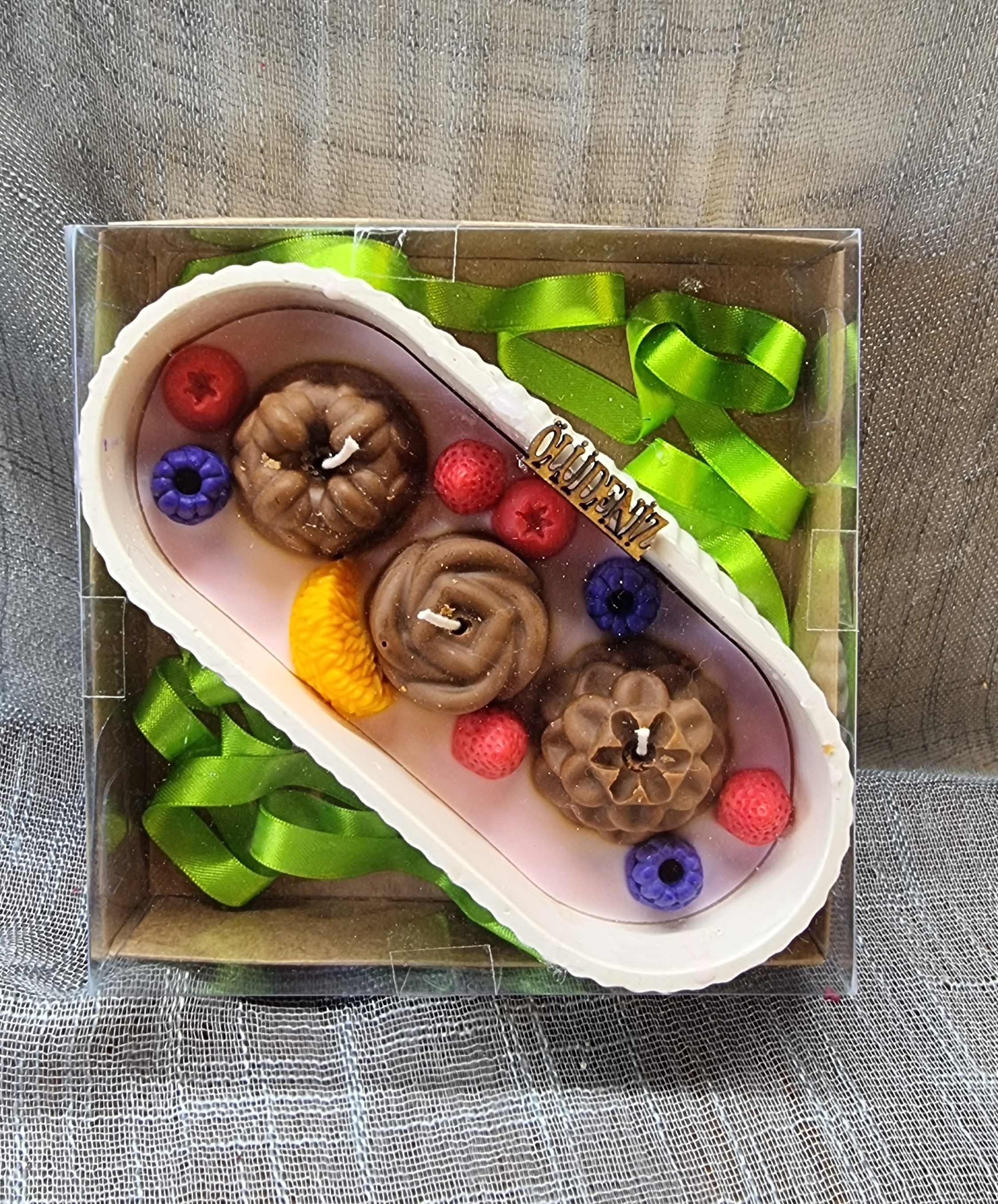 Chocolate pie (fruit and chocolate scented, big-size oval candle) in a gift box