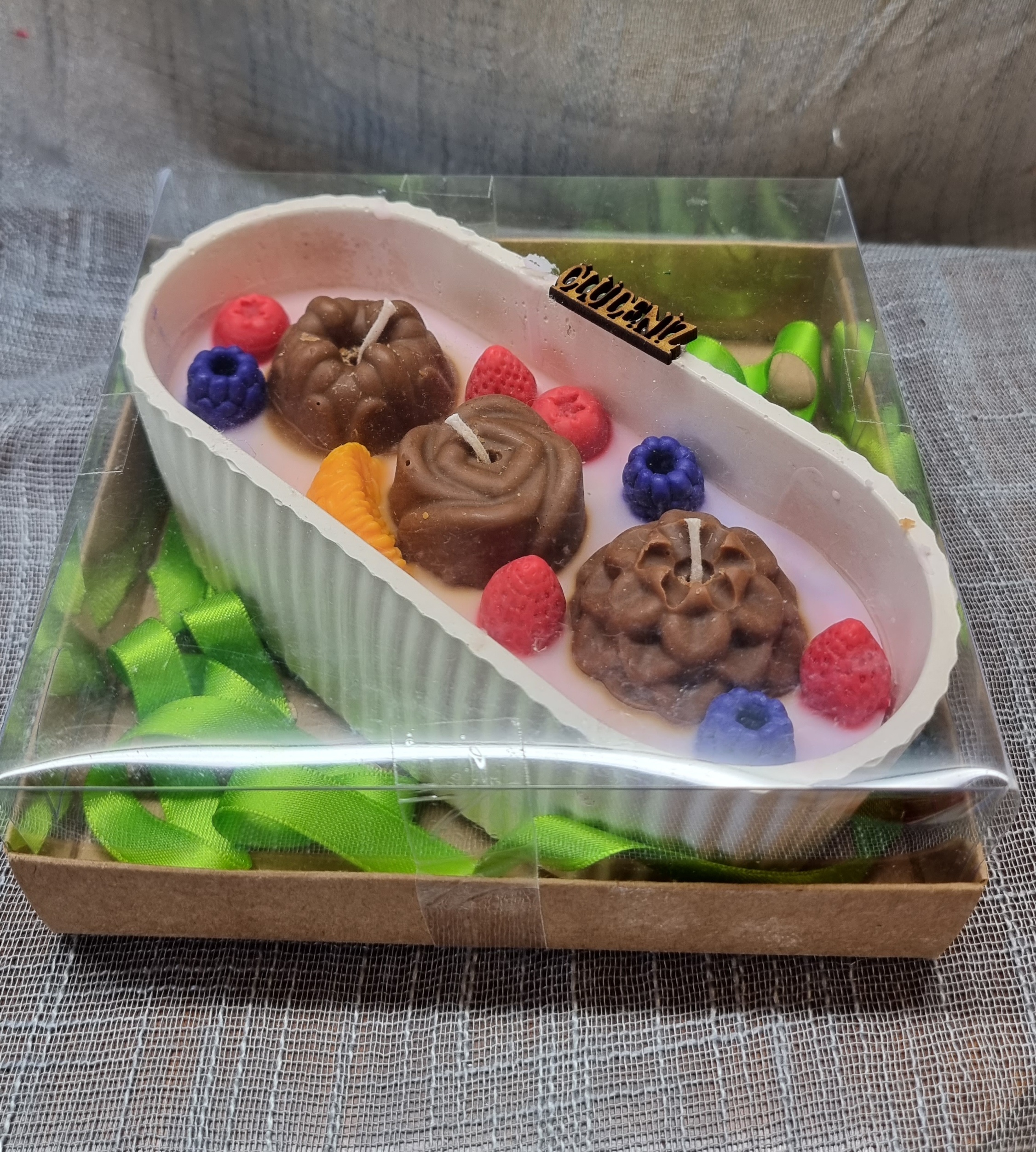 Chocolate pie (fruit and chocolate scented, big-size oval candle) in a gift box