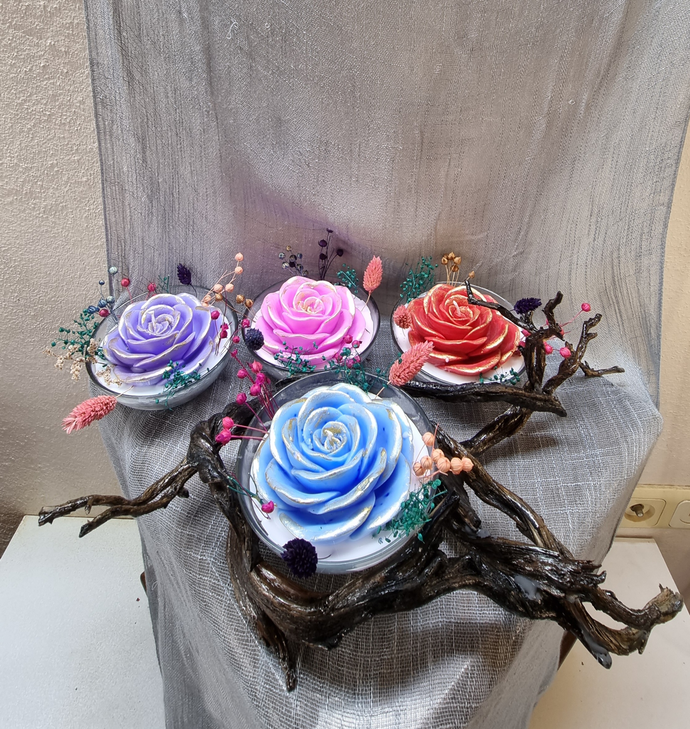 Set of 4 scented wax roses (each in a glass bowl) and a wooden base