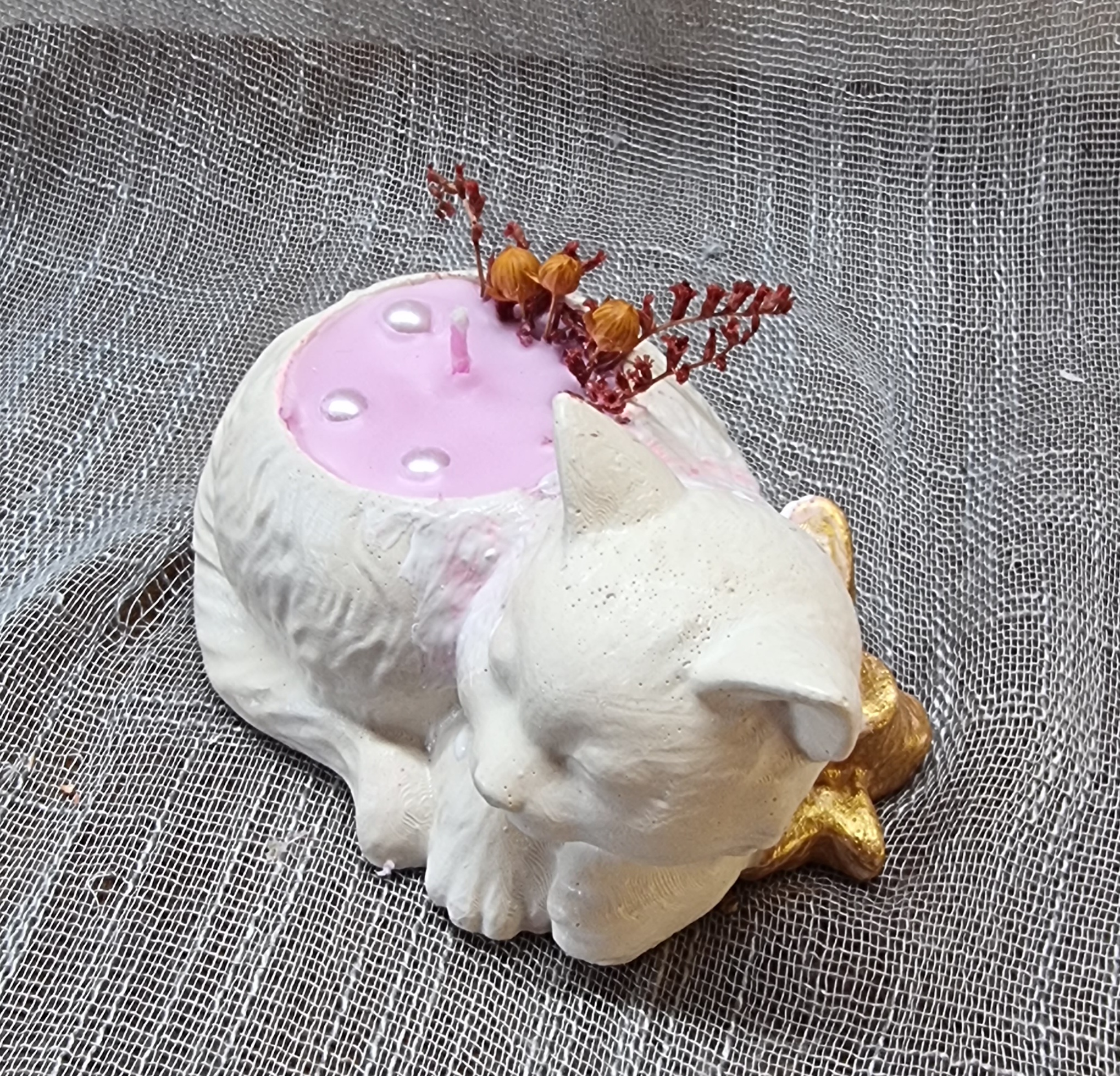 Pink candle in a cat-shaped container (mora-mora scented)