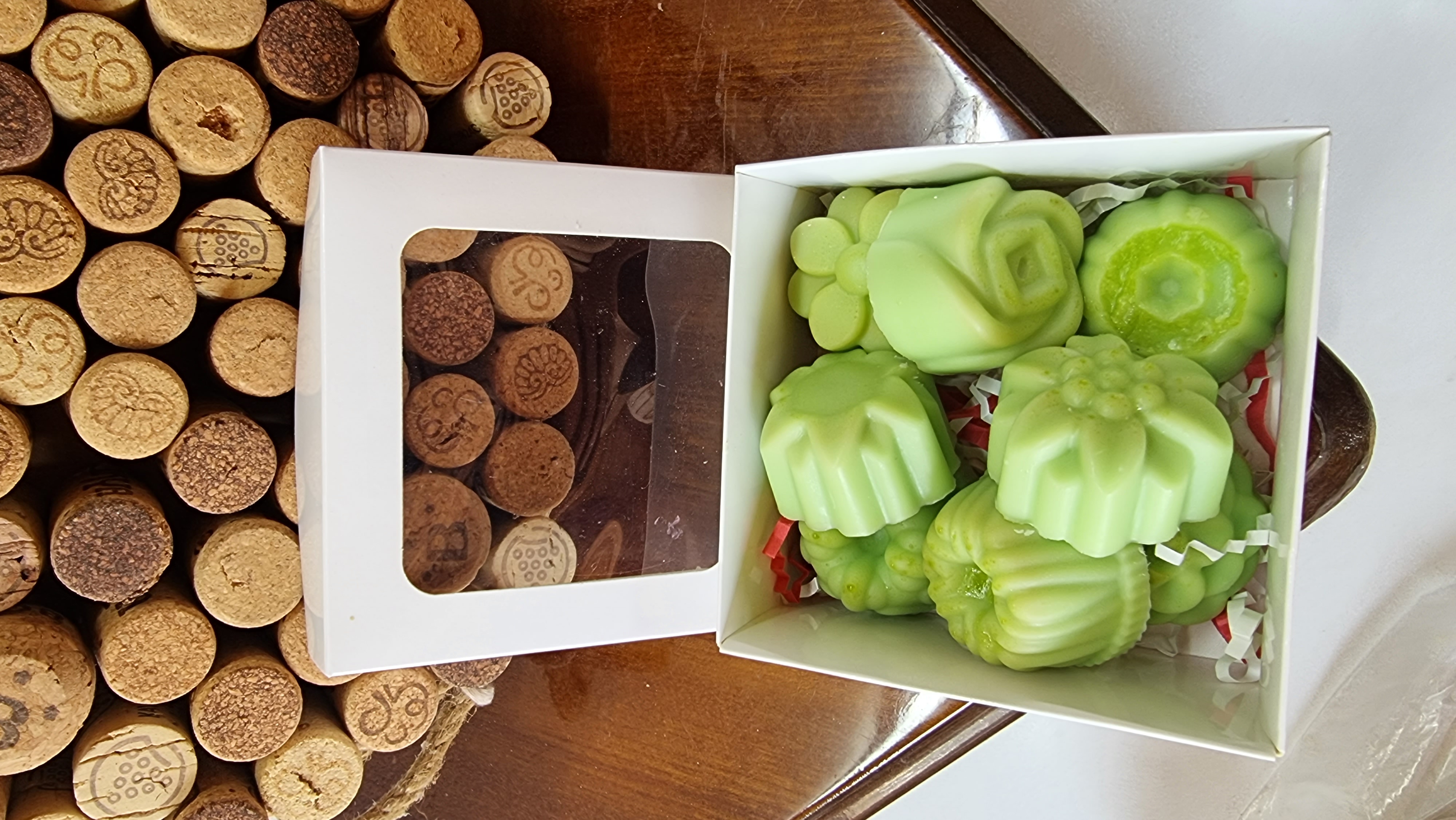 Wax melts with pine scent