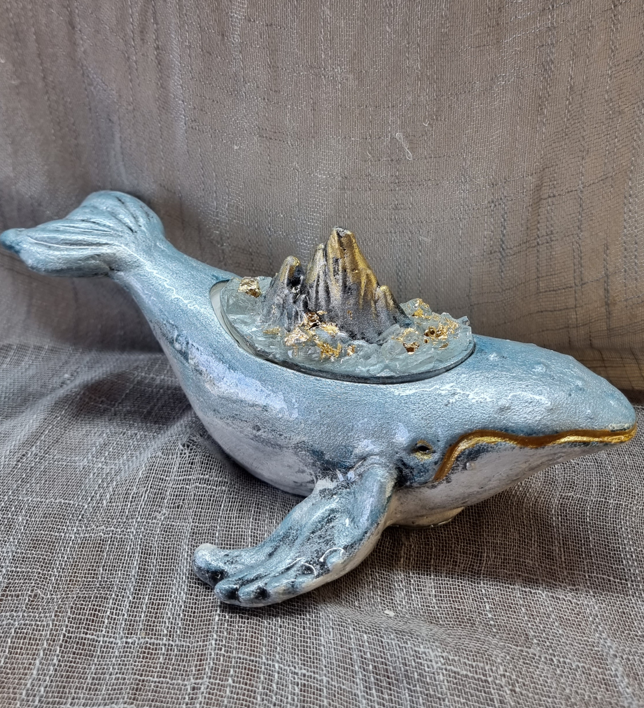 Blue whale with pink wax (mora-mora scent)