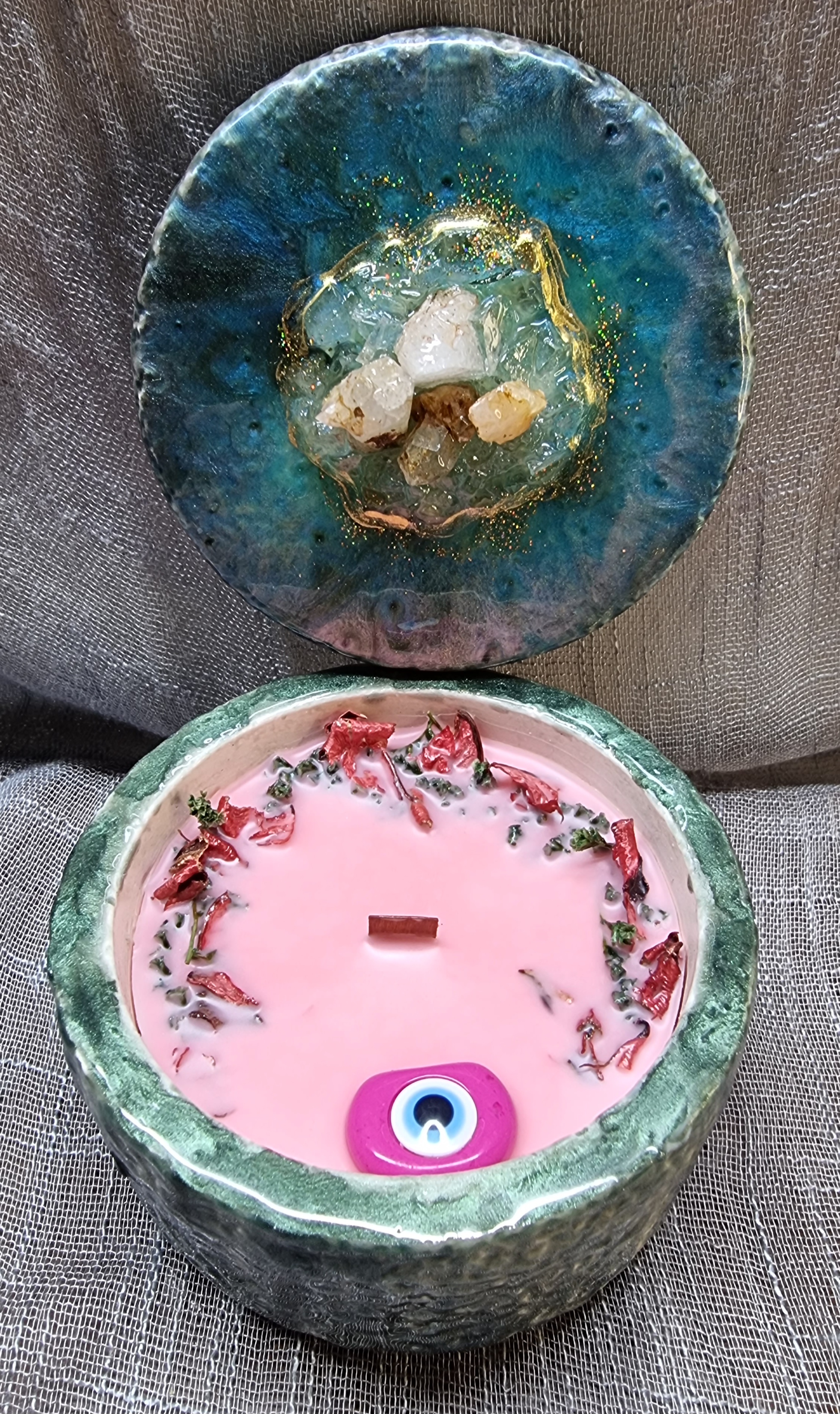 The Malachite Casket with pink wax (mora-mora scent)