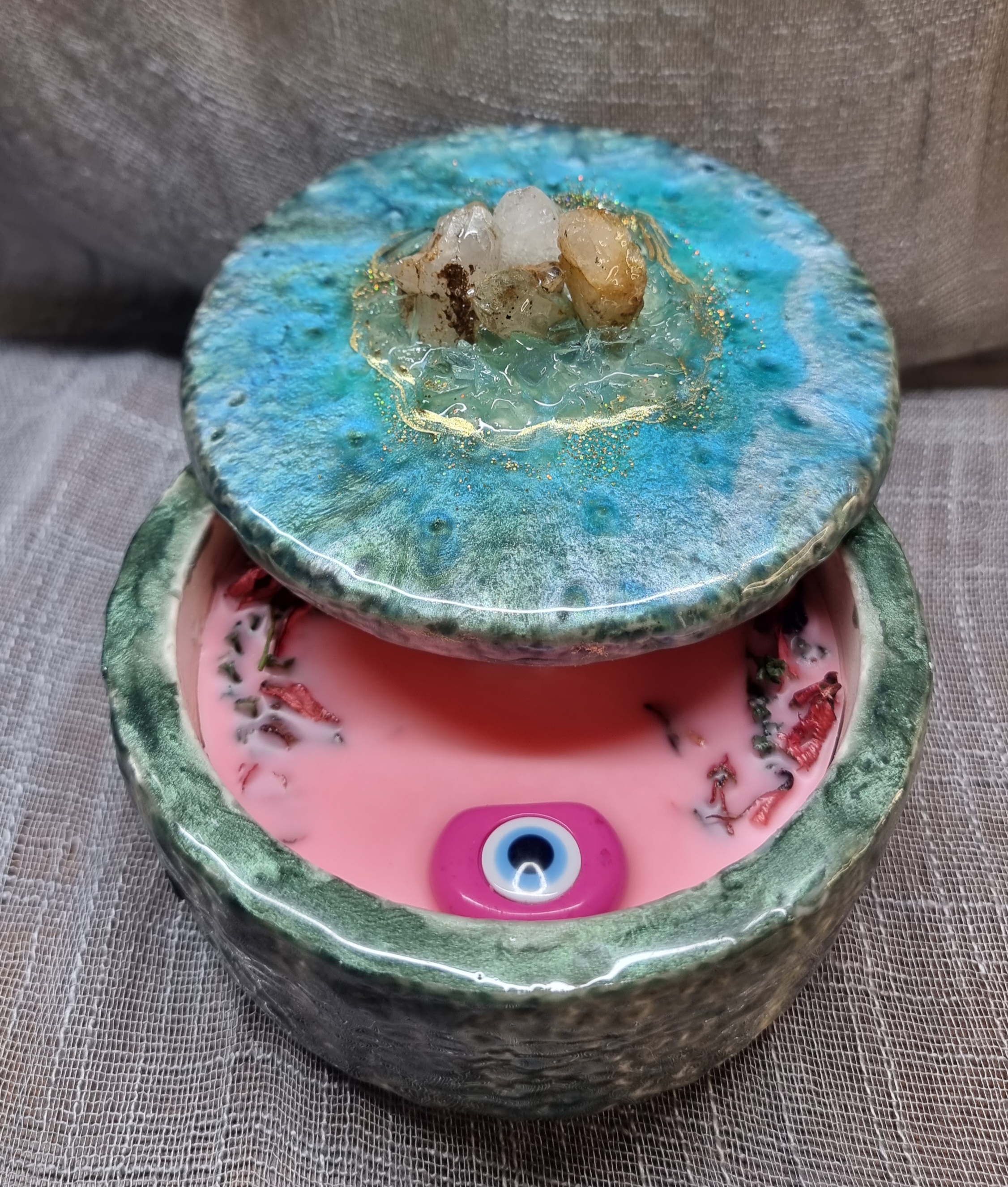 The Malachite Casket with pink wax (mora-mora scent) 